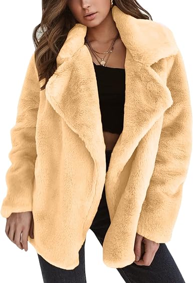 Macarena Vélez cautiva con el abrigo de peluche ideal para el crudo invierno