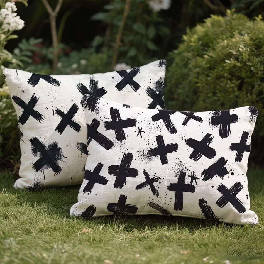 Impression double face pour cette housse coussin noir et blanc 40x60 cm de style géométrique