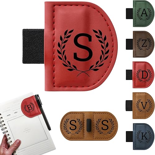 Bygone Mark - Marcapáginas con soporte para bolígrafo, 26 letras iniciales con nombre, 5 colores retro, marcadores magnéticos personalizados de