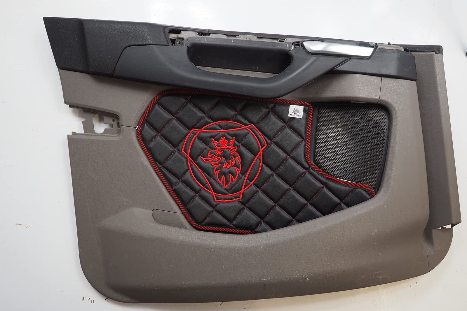 KRAM-TRUCK parti laterali trapuntate ricamate per porte 2 pezzi, compatibile con SCANIA R, P, G dal 2017, nero con filo rosso, chiusura in velcro, pelle sintetica in spugna 1 cm, certificato di igiene