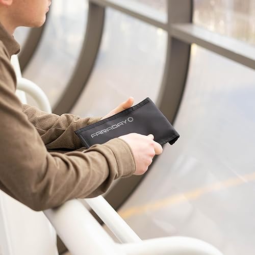 Miniatura 7 de Faraday Defense Faraday Bag Jacket Pro para teléfonos  Cierre magnético, blindaje - Aplicación de la ley y militares, viajes y seguridad de datos,