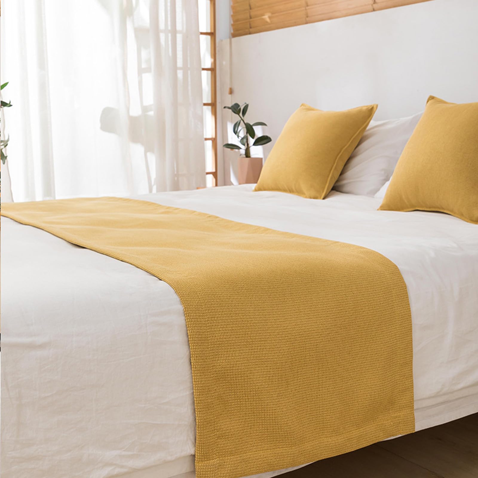Jeté de lit jaune 45x240 cm au design minimaliste moderne pour sublimer votre chambre.