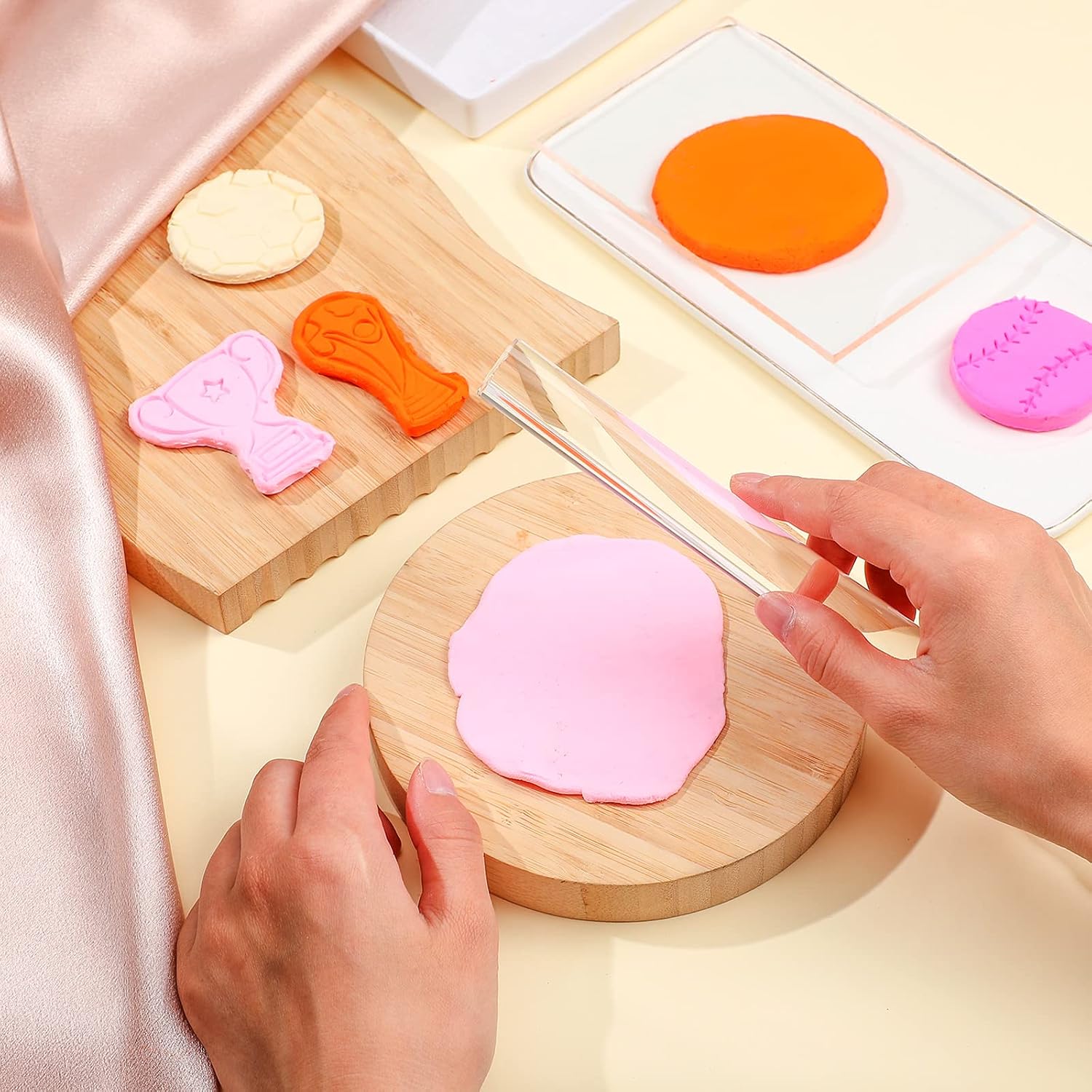 Outus Acrylic Clay Roller with Acrylic Sheet Backing Board Assisted Shovel Rubber Clay Tools Moulds Hand Made DIY Tool Materials for Shaping and Sculpting, 2 Pieces