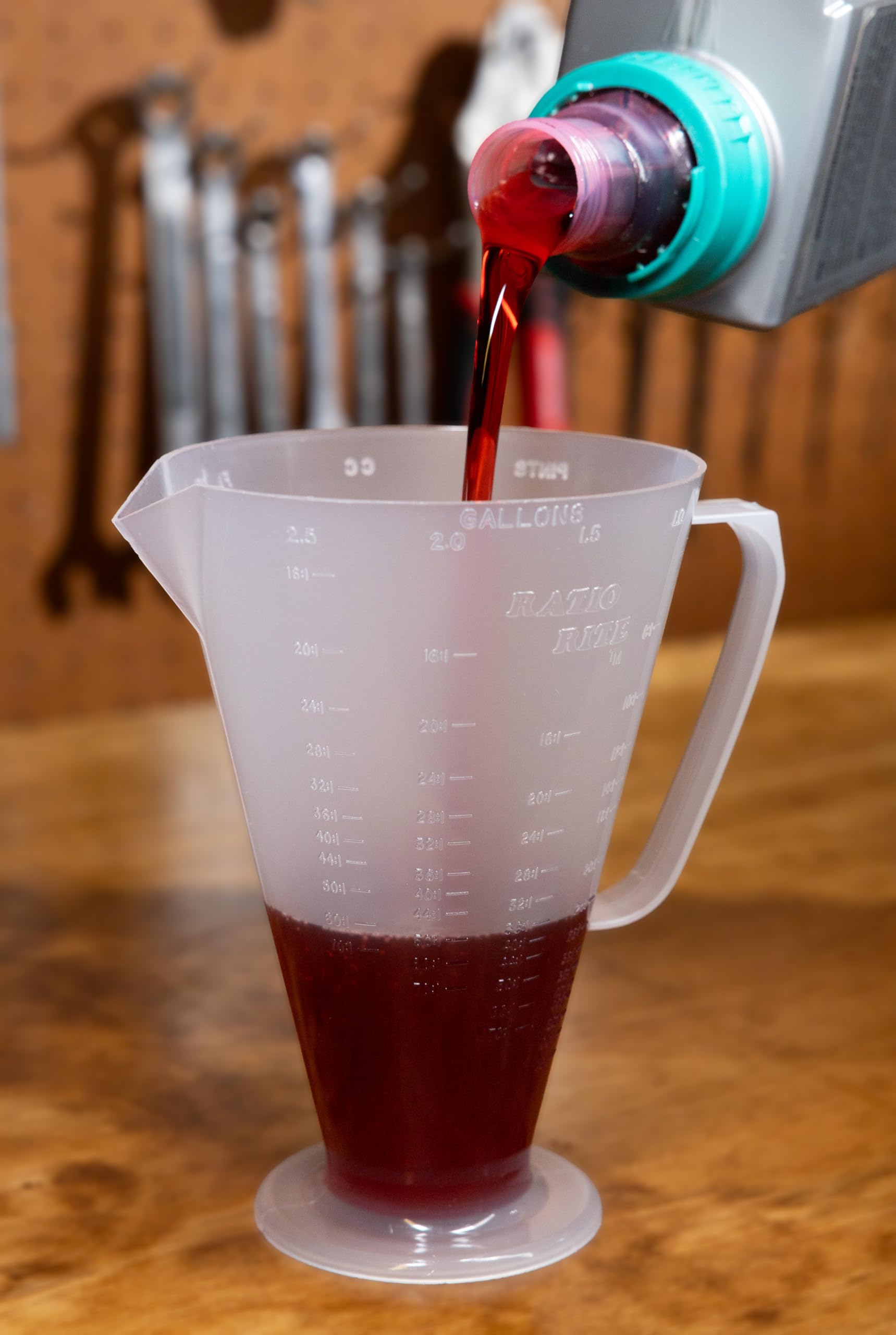 Ratio Rite Taza medidora original para una premezcla perfecta de gas-aceite, solo taza, fabricada en Estados Unidos, transparente