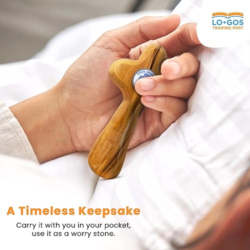 Miniatura 7 de Cruz de bautismo de madera de olivo para niños Cruz de madera de tierra santa hecha a mano de lujo de Belén Recuerdo de bautismo de mano para