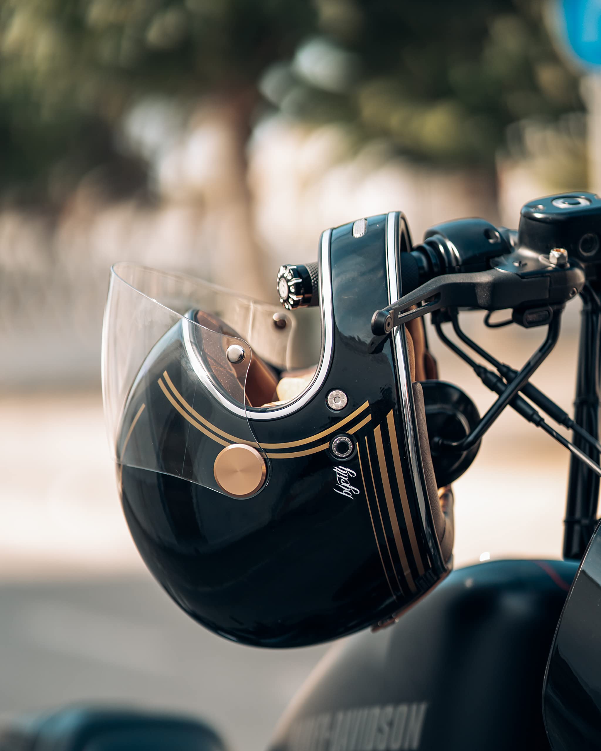 BY CITY | Casco Moto Roadster II Gold Black Unisex | Carcasa o Calotta de Fibra | con Visor Inyectado y Ventilaciones | Interior Desmontable y Lavable | Estilo Clásico o Retro