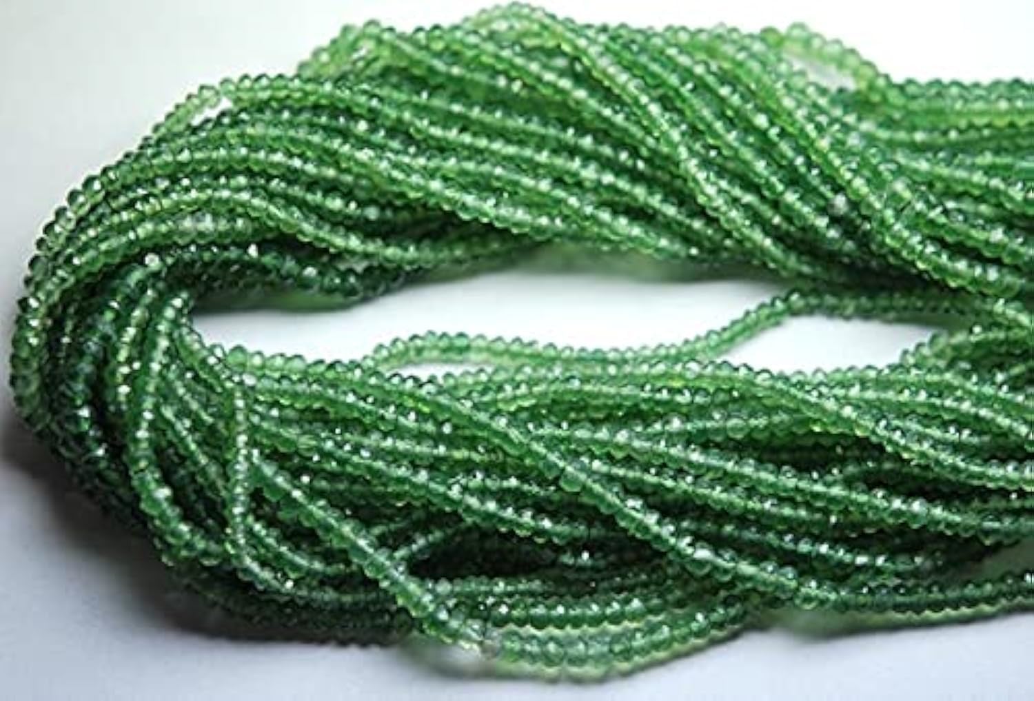 Perles serpentine russe de 3mm avec fil de 14 pouces aux reflets verts intenses