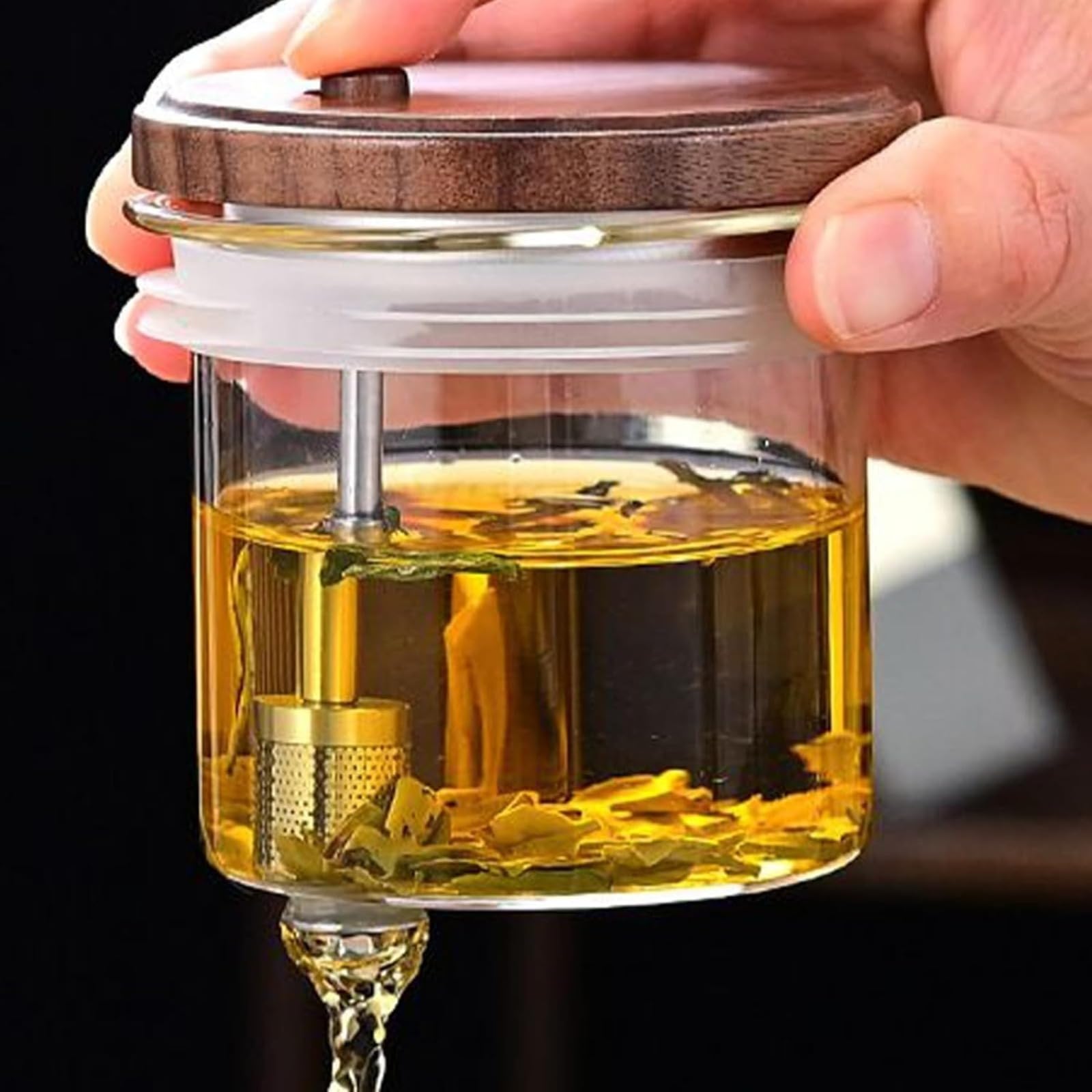 Questa teiera è dotata di filtro integrato, rivestimento interno trasparente per la separazione dell'acqua, resistenza al calore e design ergonomico. Include un manico con un solo pulsante per filtrar