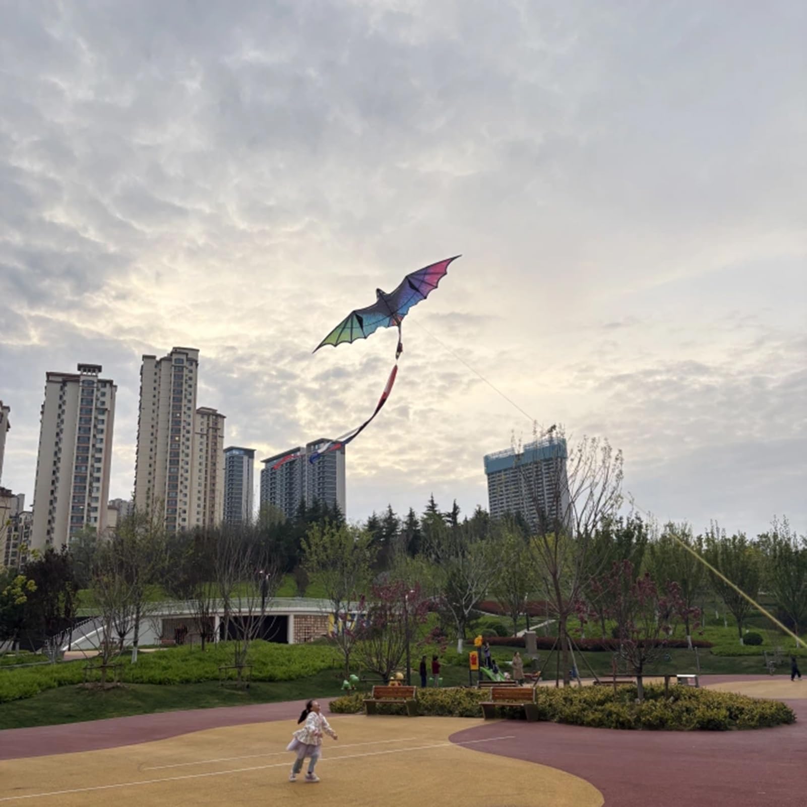 9,8 Fuß großer Drachendrachen mit Farbverlauf, Rolle, Glasfaserrahmen und Polyestertuch, einleiniger Outdoor-Drachen für Park und Strand(String2625ft)