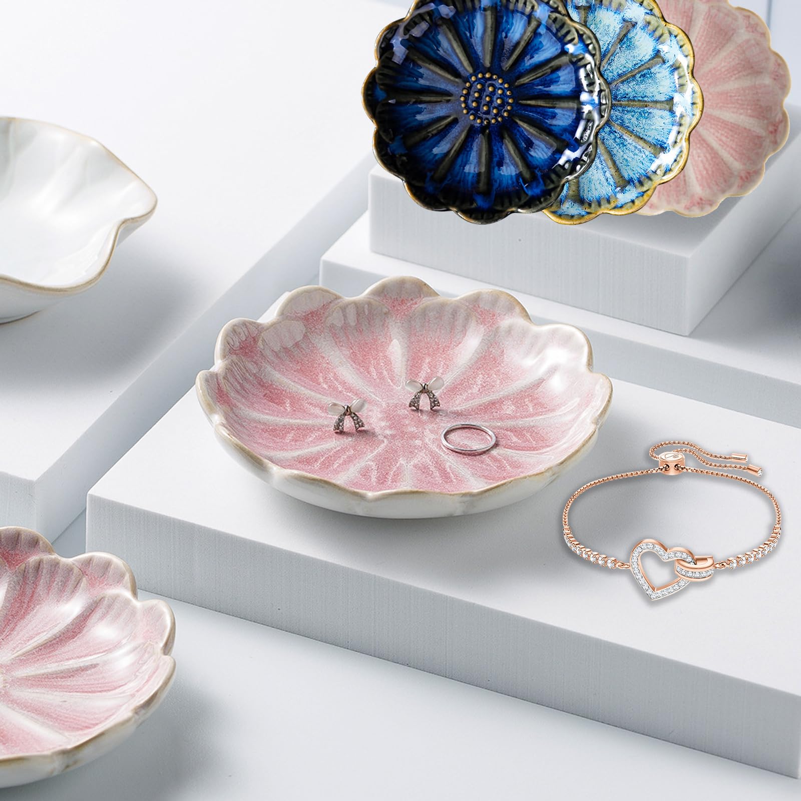 Tace biżuteria, ceramika, kwiaty, dekoracyjna taca porcelanowa, talerzyki biżuteria, zestaw półek na pierścionki, kolczyki, naszyjniki, szminki, różowe, białe