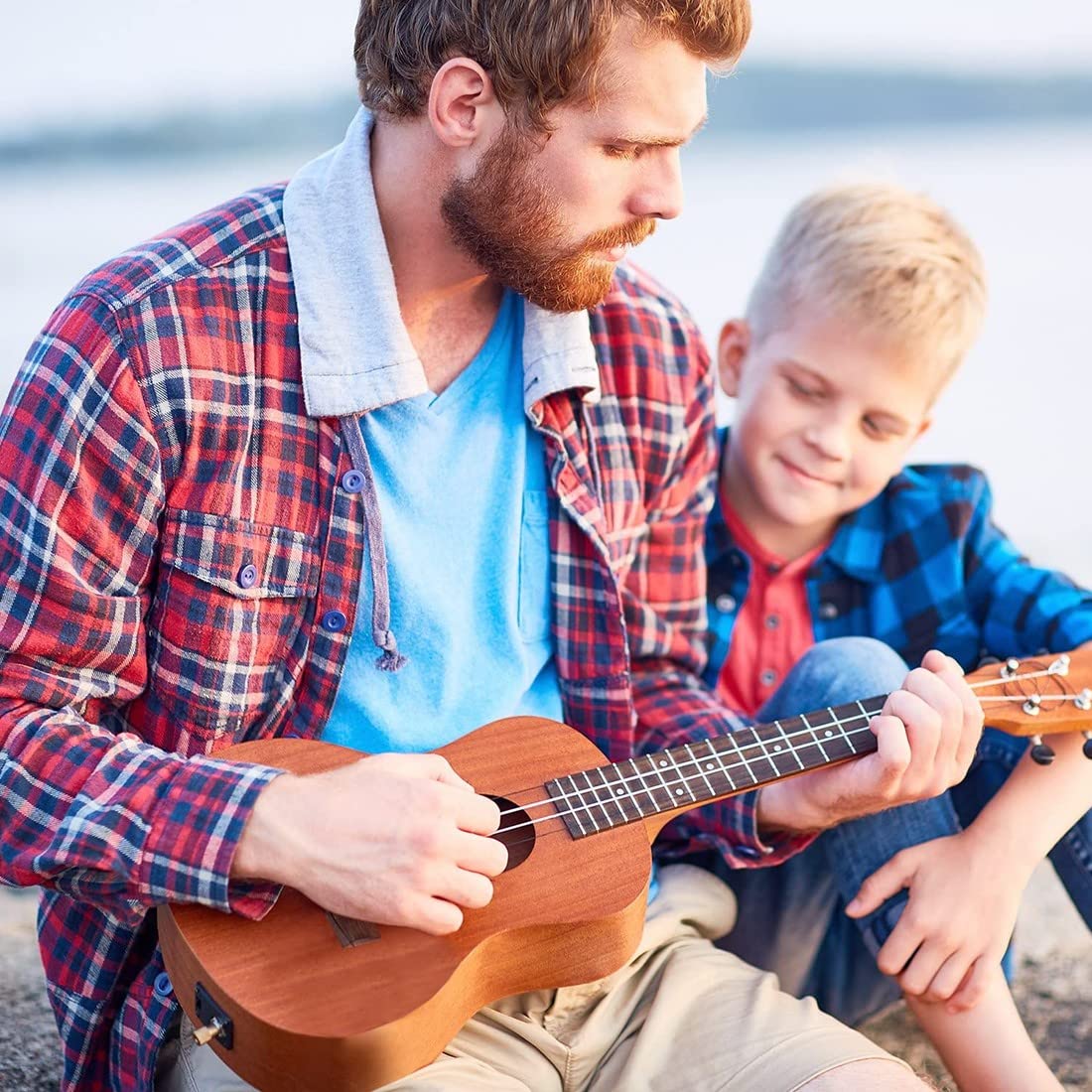 6 piezas Incluye 2 juegos de cuerdas de nailon para ukelele Soprano Barítono Concierto Cuerdas blancas para soprano (21") / Concierto (23") / Tenor (26") y 4 celuloide