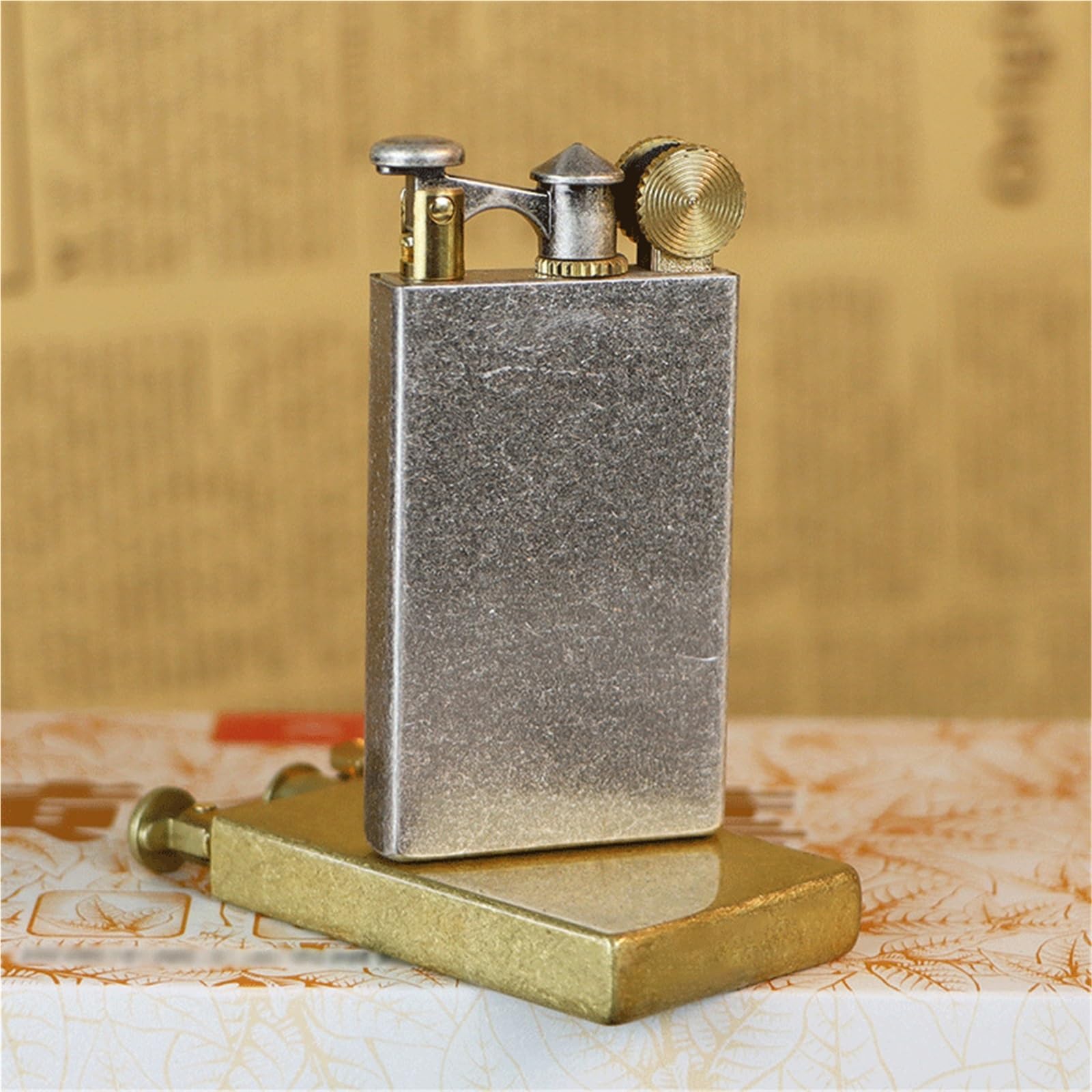 Accendino a Cherosene Vintage in Ottone Ultra Sottile, Accendino con Braccio di Sollevamento, accensione a Mola, Riutilizzabile, Adatto for Collezione/Regalo (Cherosene Non Incluso)(Silver)