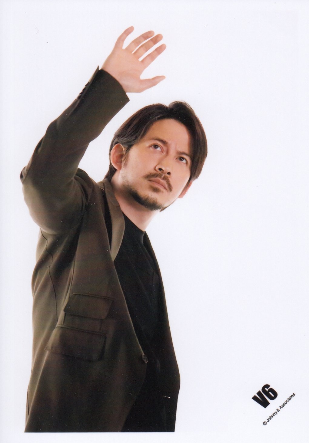 Amazon.co.jp: V6 公式生写真（岡田准一）VO00116 : おもちゃ