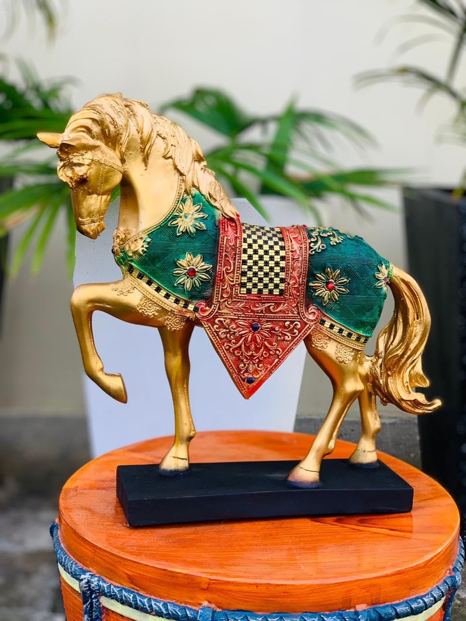 Statue de cheval debout en résine de 30 cm pour décoration de table