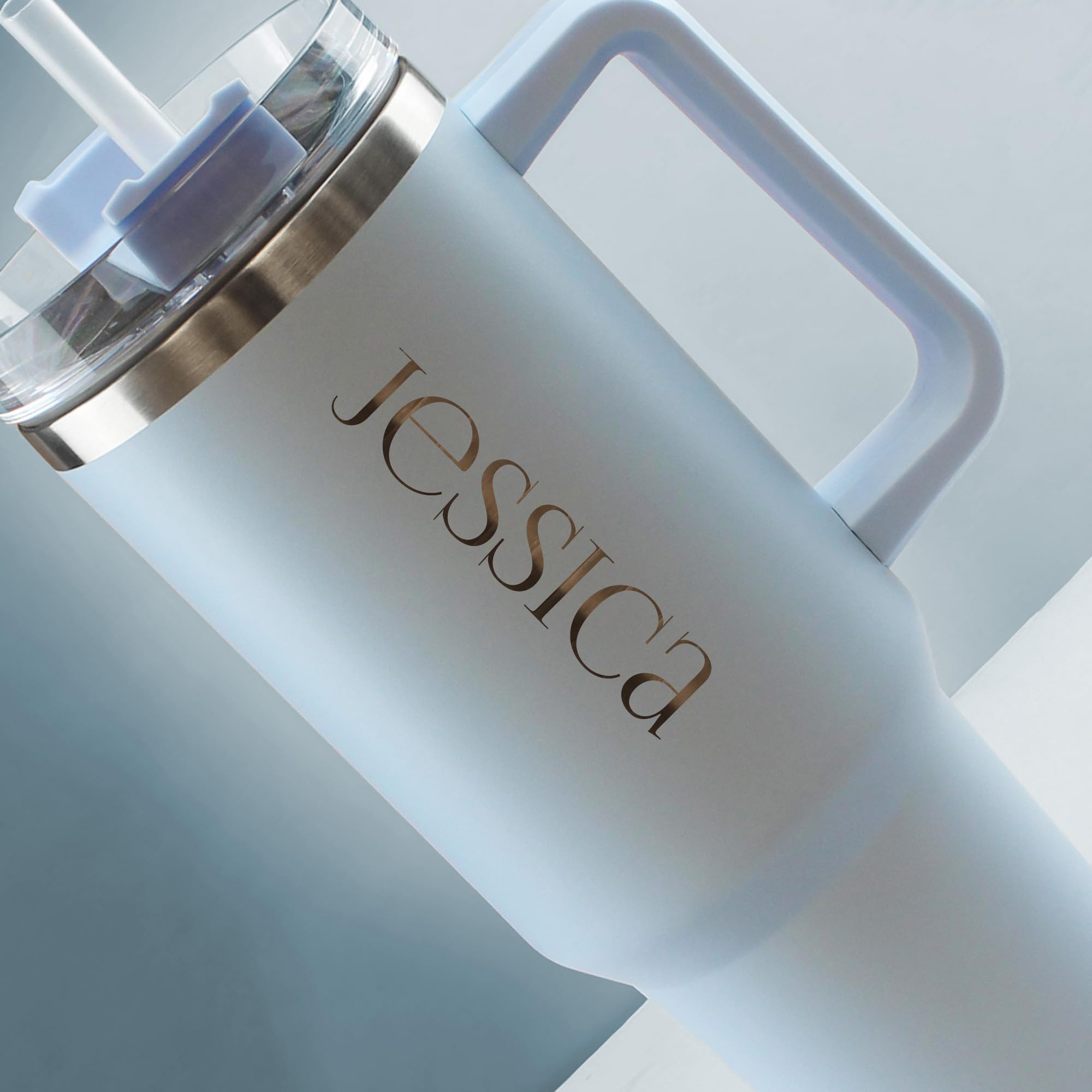 Vaso térmico grabado personalizado, taza de viaje aislada de 40 onzas/1135 ml, taza de café de viaje grande azul claro, personalizable con cualquier nombre y fuente, acero inoxidable, popote y asa