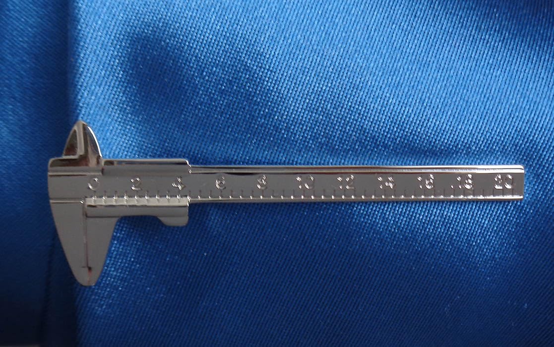 Schieblehre Krawattenklammer Krawattennadel Messschieber Motiv silbern 6,5 cm mit hochwertiger Aligatormechanik + Geschenkbox Accessoires für die Seidenkrawatte