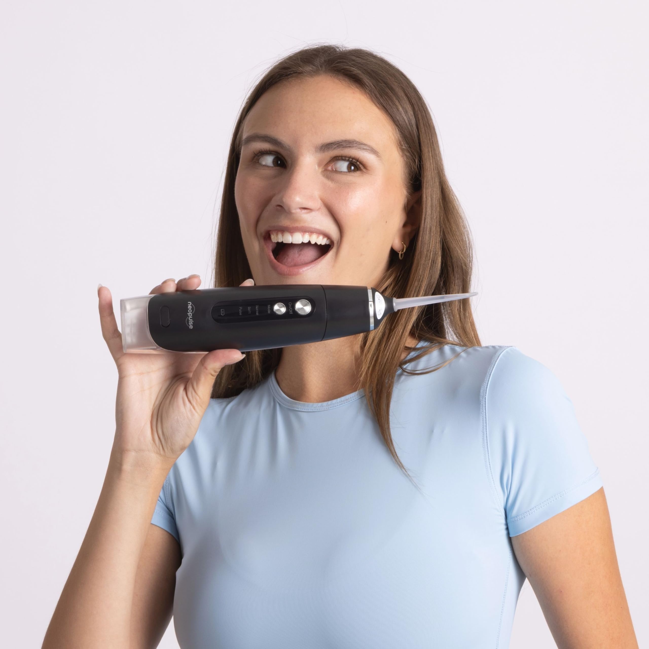 NEOPULSE MY FIRST® Munddusche – kabelloser elektrischer Wasserflosser – Zahnzwischenraumreiniger mit 3 Modi – USB wiederaufladbar – für Zahnzwischenräume, Zahnspangen & Implantate – Schwarz | 3 Modi – 4 Aufsätze – ideal für Anfänger & empfindliches Zahnfl