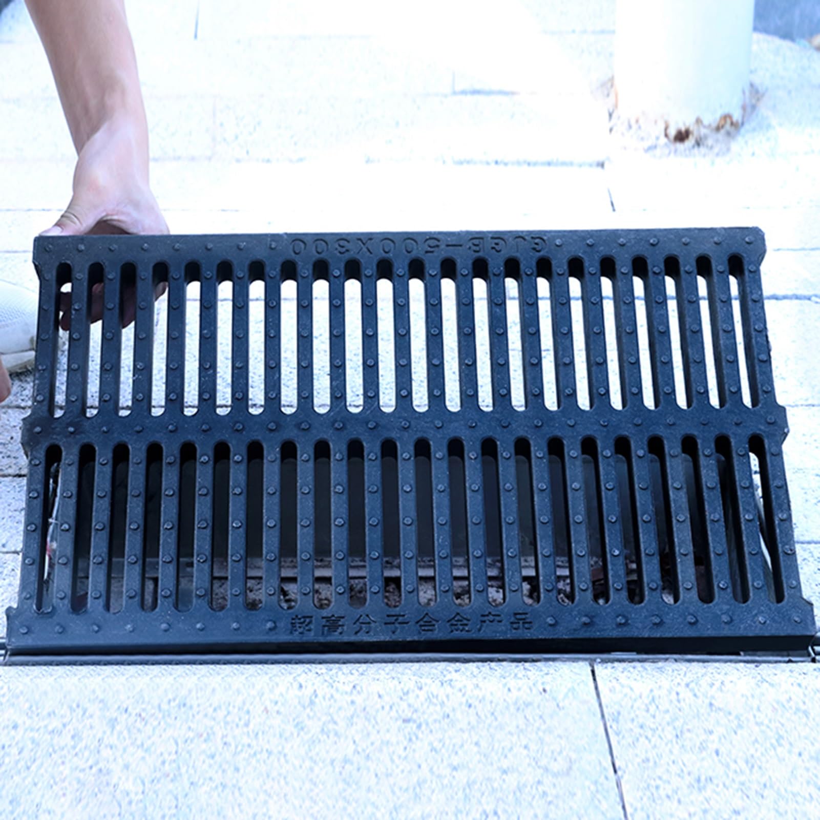Caniveau de drainage pour l'allée de jardin et la terrasse