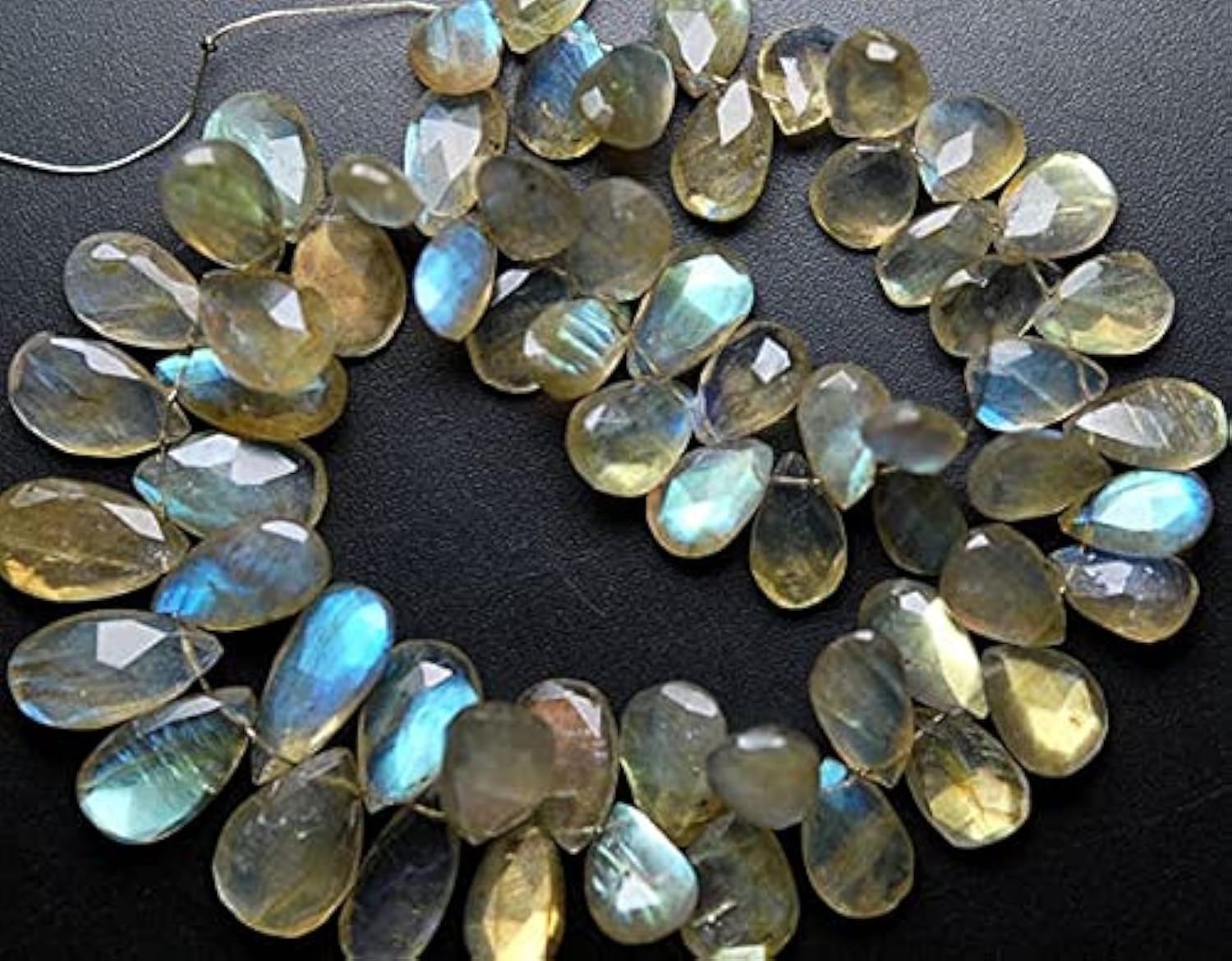Labradorite briolettes poire de 186 cts pour la haute joaillerie créative