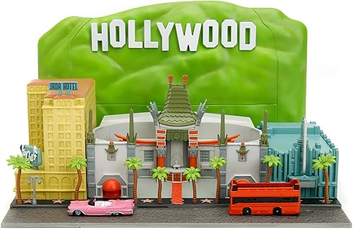Nano Hollywood Rides Paseo de la Fama Diorama con letrero de Hollywood y 2 vehículos (autobús turístico de dos pisos y Cadillac Serie 62 Convertible