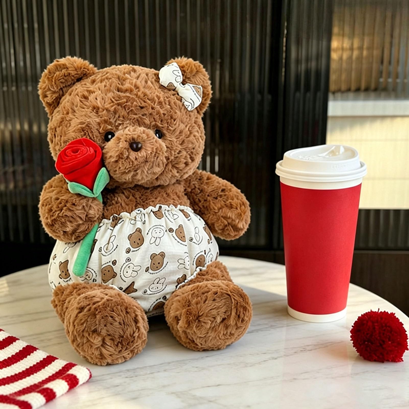 Peluche de peluche marrón rizado, sosteniendo una rosa roja con lazo y pantalones cortos de dibujos animados, regalo romántico de decoración de felpa for todos los amantes de la felpa(90cm/35in)