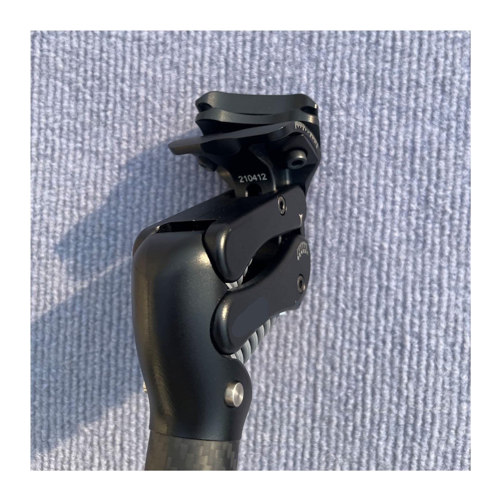 Reggisella for bicicletta con ammortizzatore a sospensione in fibra di carbonio