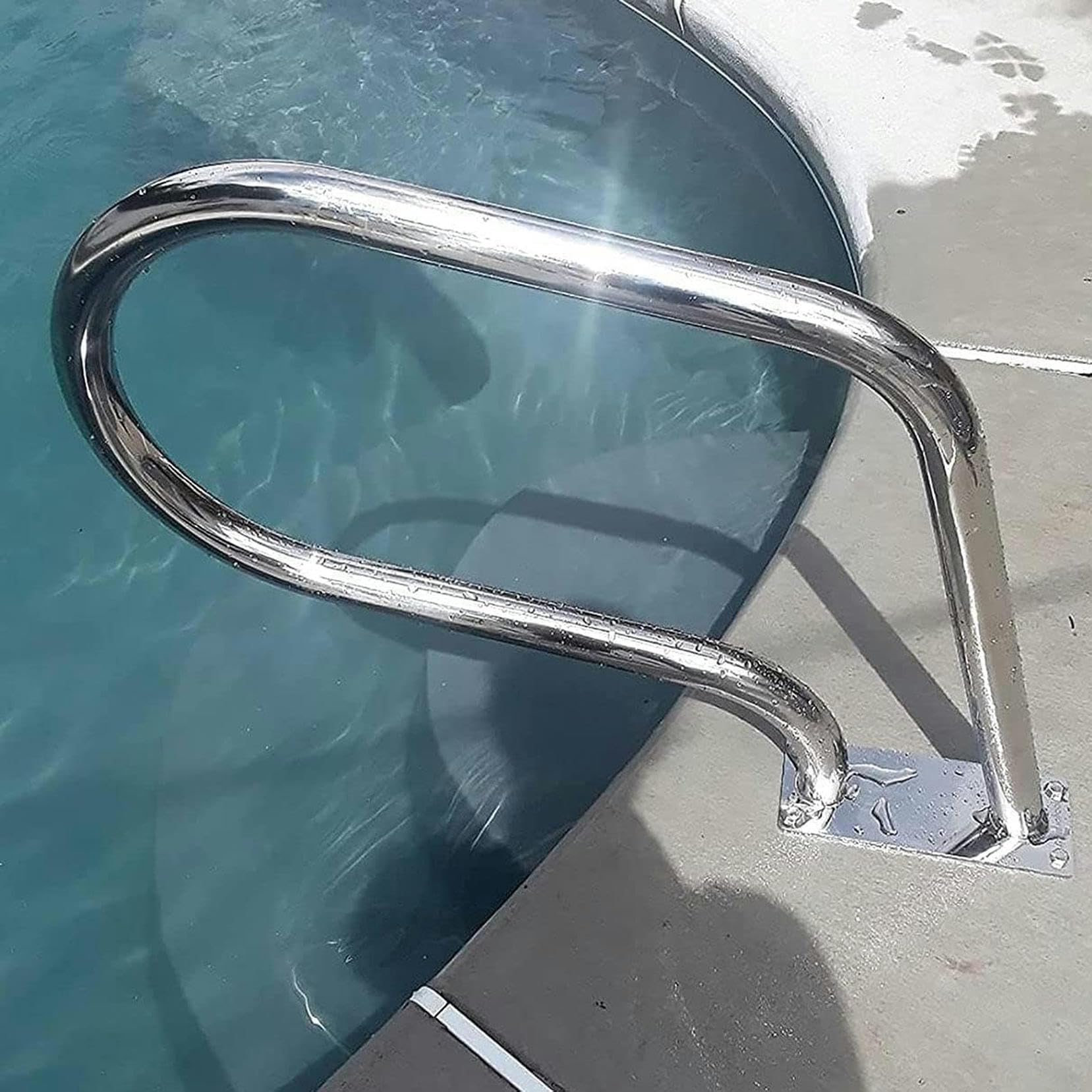 Main courante de piscine pour sécuriser l'accès au bassin des enfants