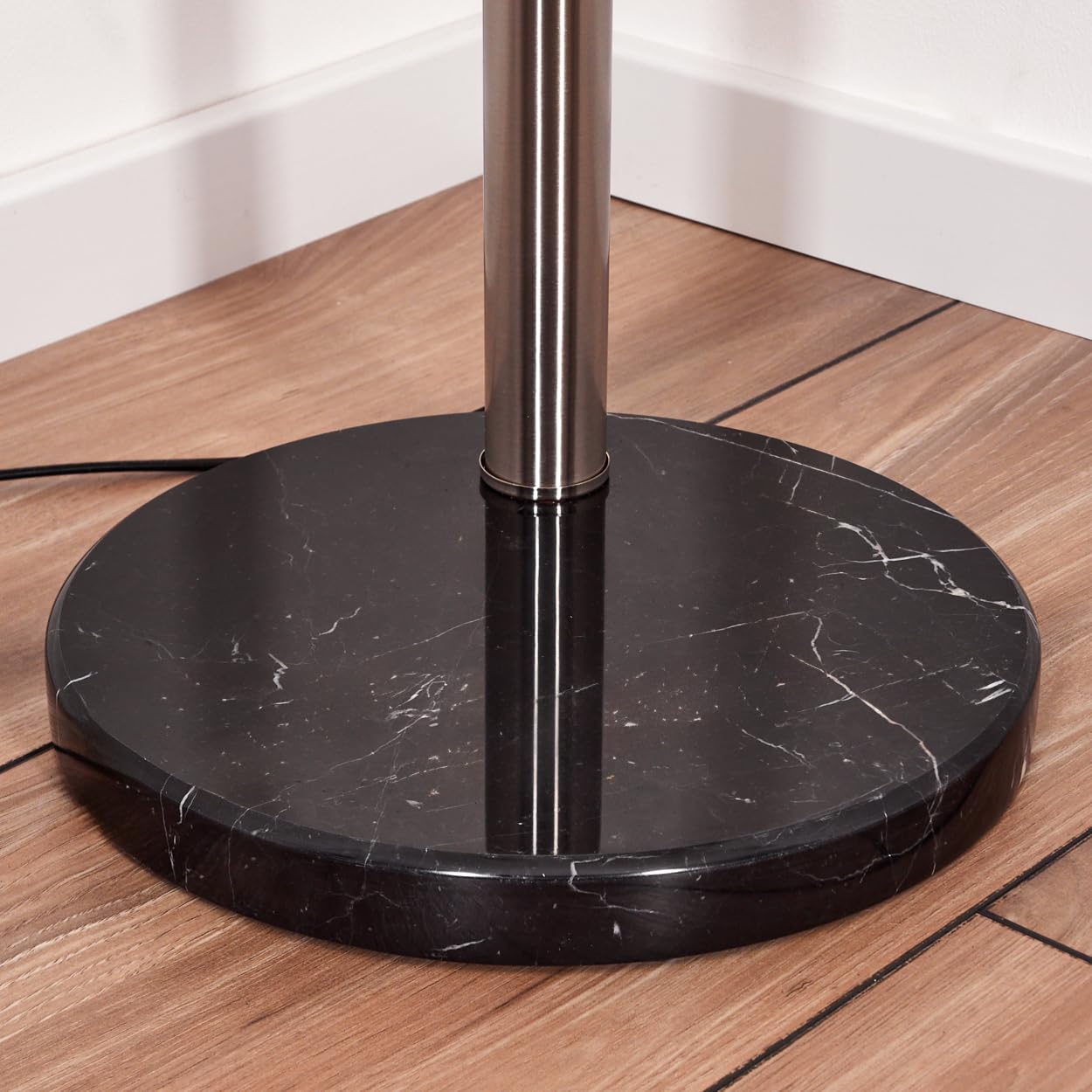 HOFSTEIN Stehleuchte Granja, moderne Stehlampe mit Marmorfuß aus Metall/Bast in Schwarz/Nickel-matt/Naturfarben, verstellbare Leuchte mit Fußschalter, E14, Wohnzimmer, Schlafzimmer, Flur