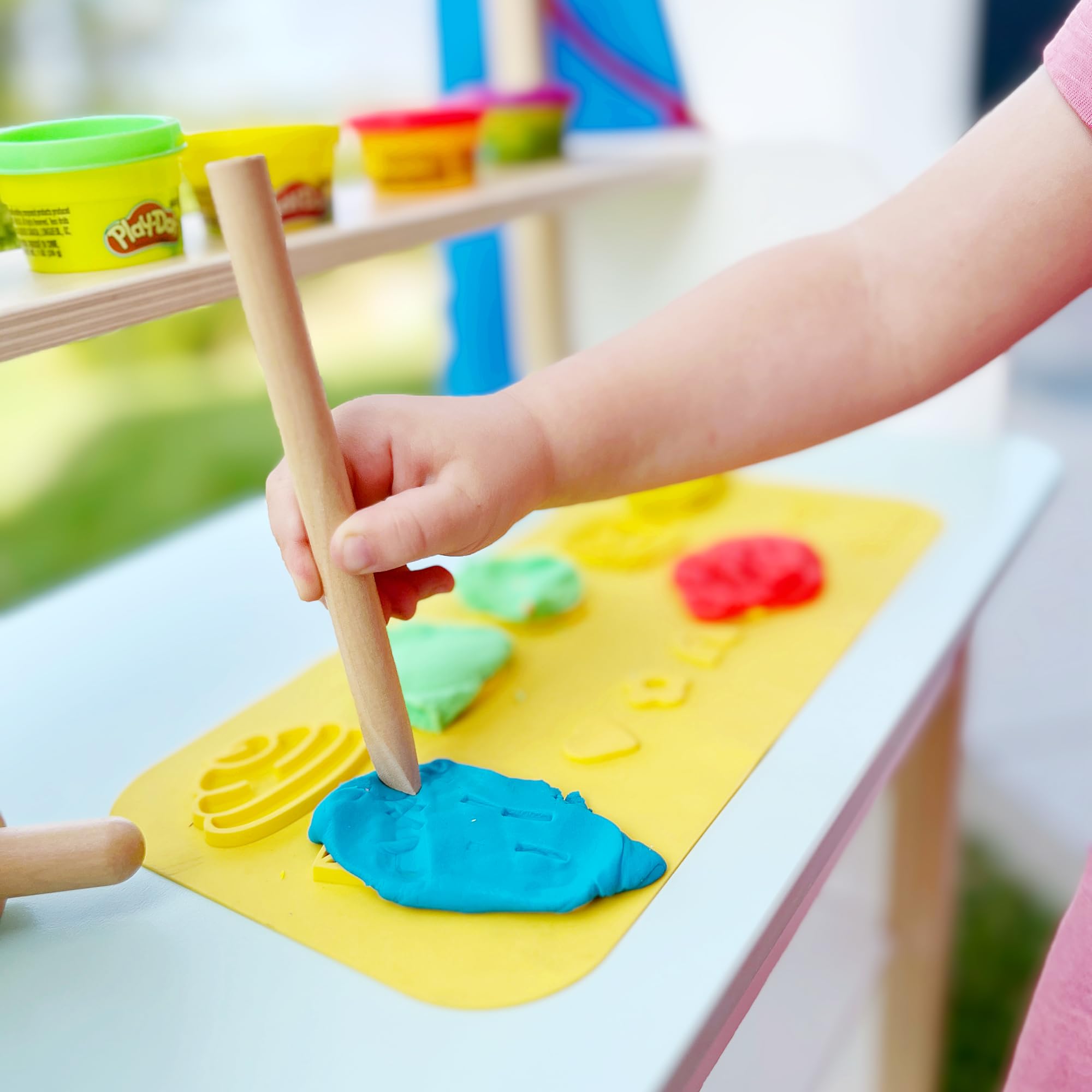 roba x Play-Doh Escritorio Escolar - Herramientas de Madera certificada por el FSC, Alfombra Creativa, 6 latas de plastilina, Delantal y Silla - Escritorio para Pintar, Manualidades y Jugar