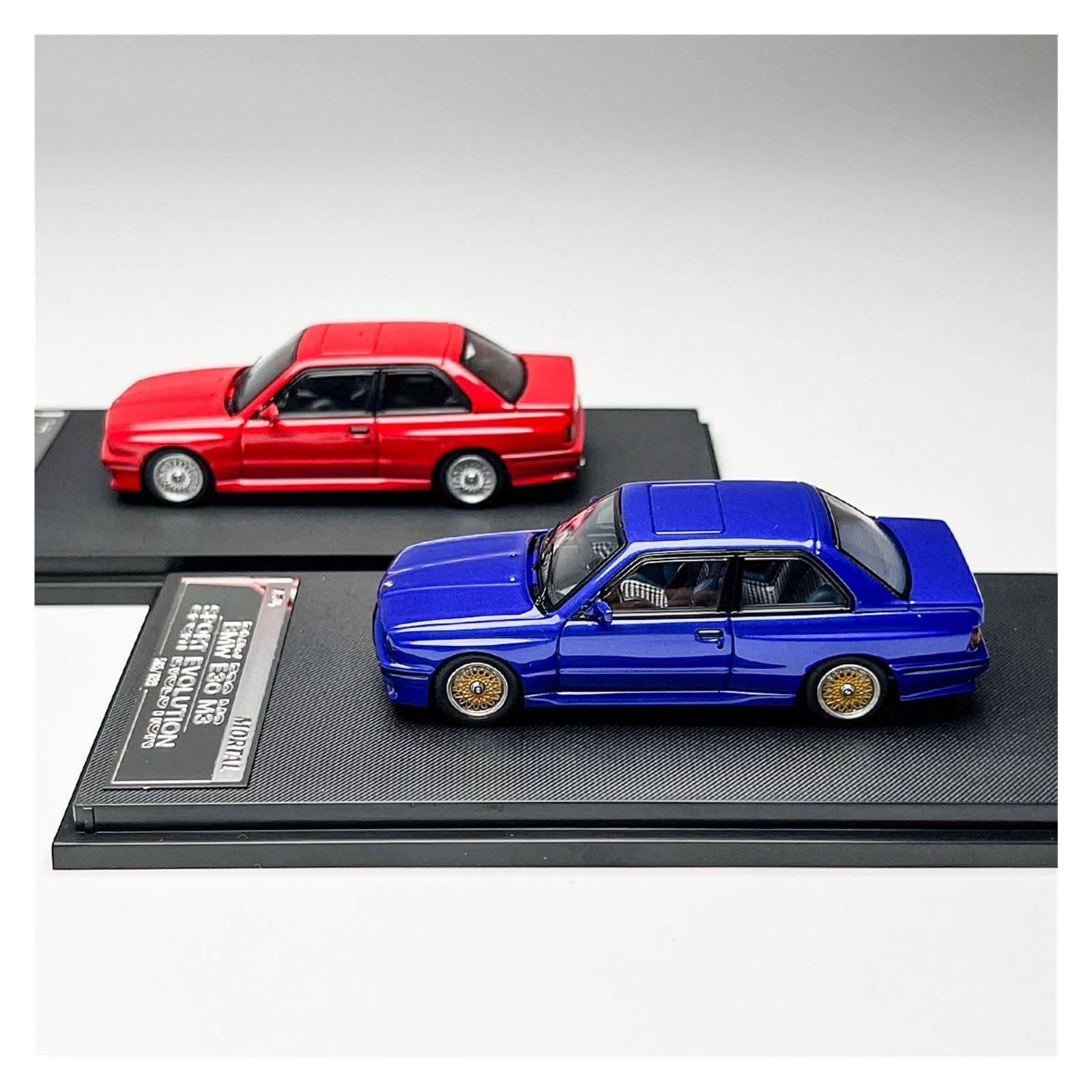 Metallo Scala Replica 1 64 Per BMW M3 E30 Sport Modello In Scala In Lega Pressofusa Per Auto Rossa E Blu Arredamento Per La Casa O L'ufficio Hobby Veicoli Giochi Set
