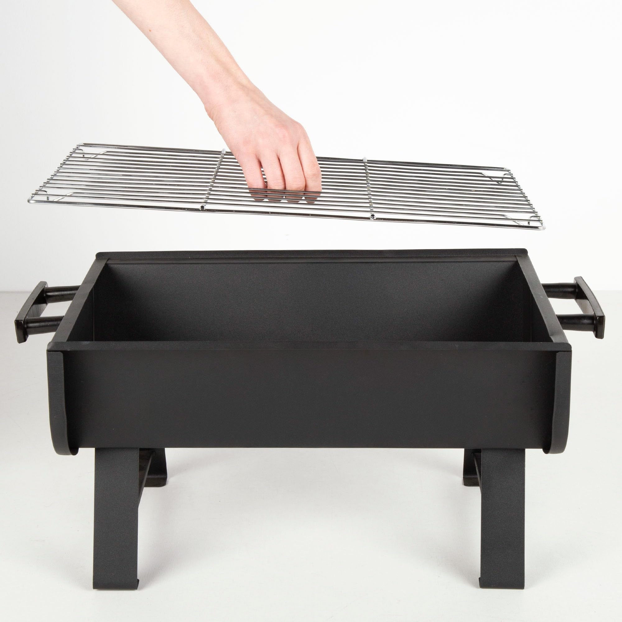 AKTIVE 63168 przenośny grill na węgiel drzewny, stalowy, 45 x 30 x 25 cm, z bocznymi uchwytami i grillem ze stali nierdzewnej, optymalny na kemping