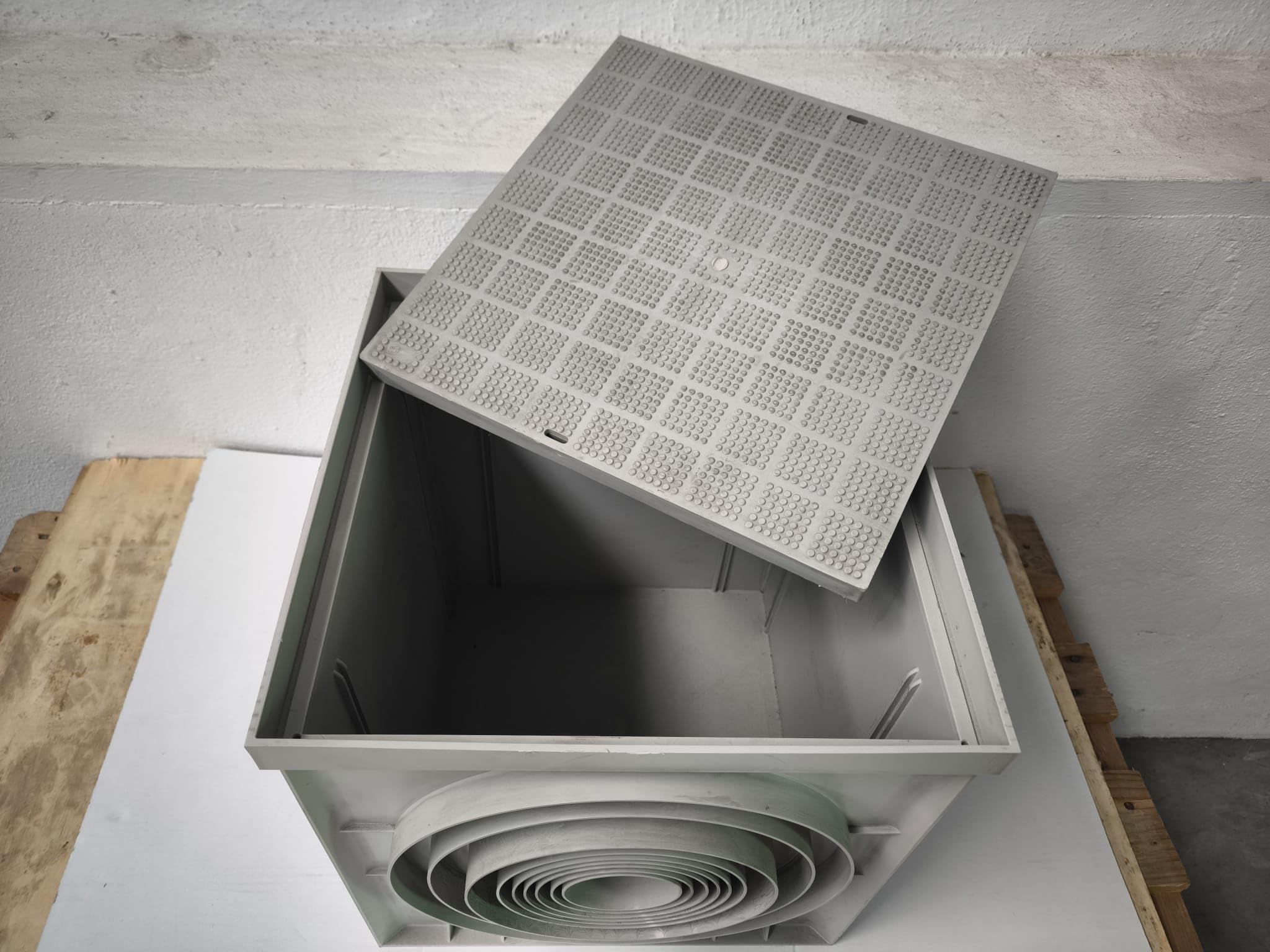Suinga Arqueta Sifónica 40x40cm Monobloc con Tapadera Reforzada | Ideal para Desagües y Evacuación Agua Residual | Alta Resistencia y Durabilidad | Entradas de Diversos Diámetros 50-315mm