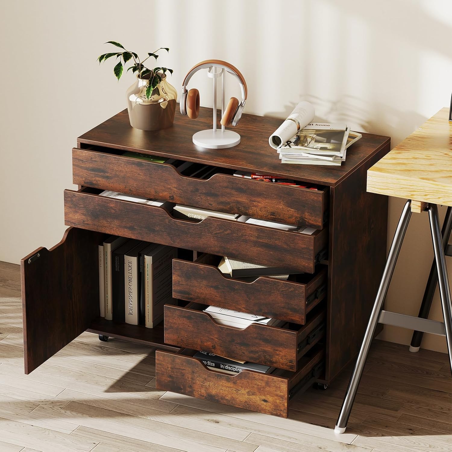 GIANTEX Armario Archivador con Ruedas, Cajonera con 5 Cajones y 1 Puerta, 77,5 x 40 x 64 cm, Armario de Almacenamiento para Oficina, Dormitorio, Salón (Marrón)