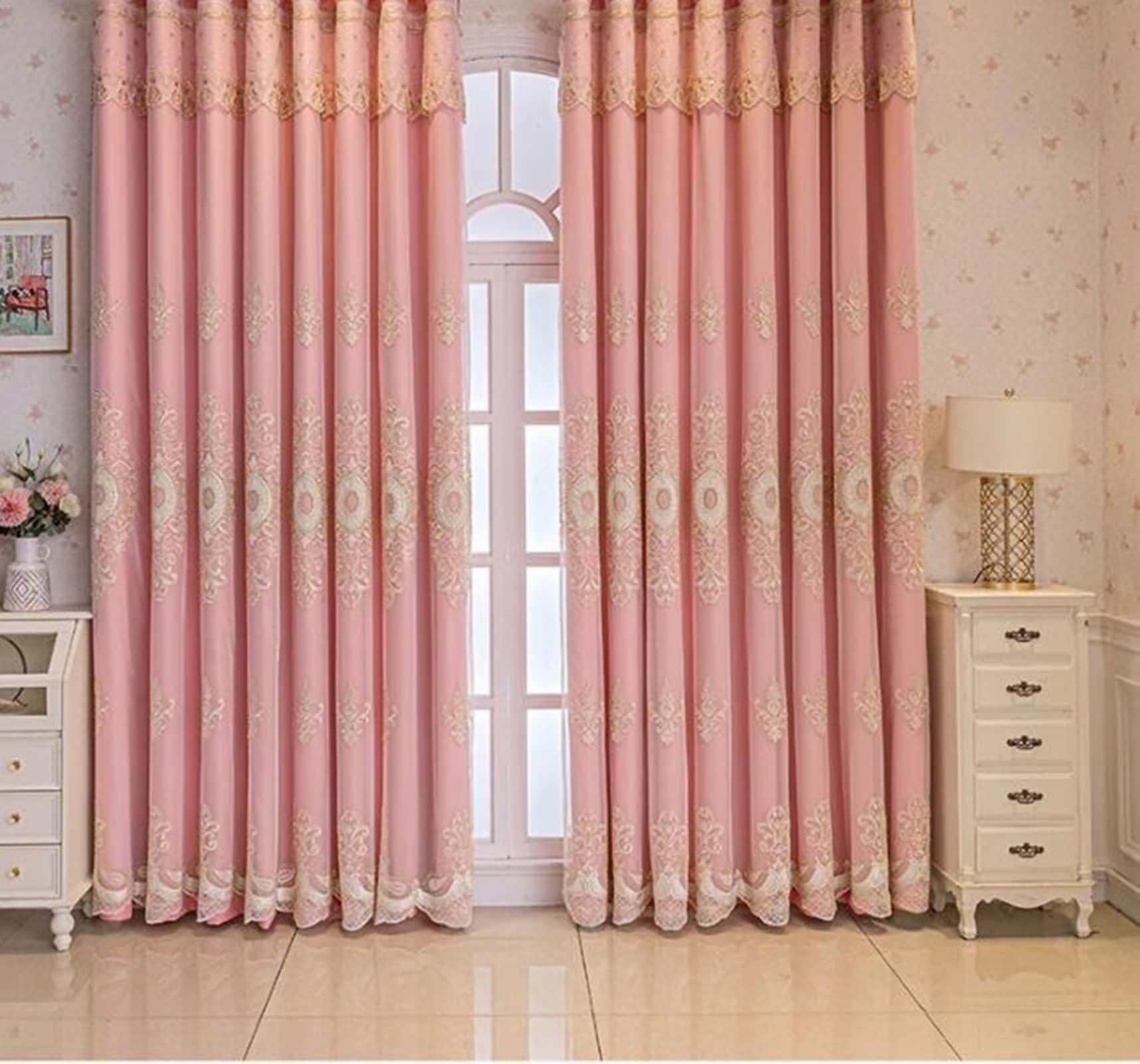 Rideau occultant salon rose poudré pour créer une ambiance cocooning