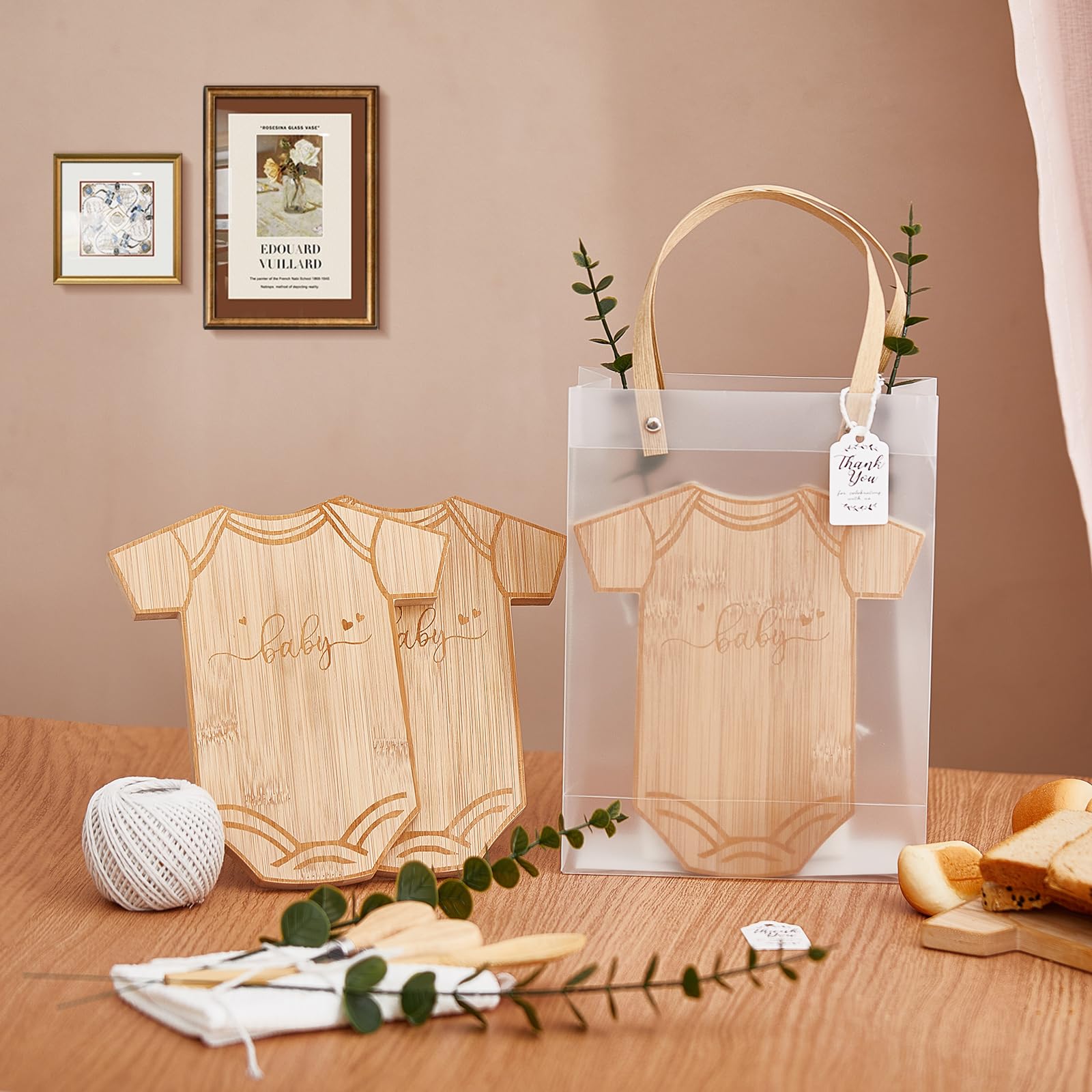 55 premios de baby shower para ganadores del juego, 6 juegos de tabla de queso en forma de body con cucharas, esparcidores de mantequilla, toallas de cocina, bolsas de regalo de novia, regalos de