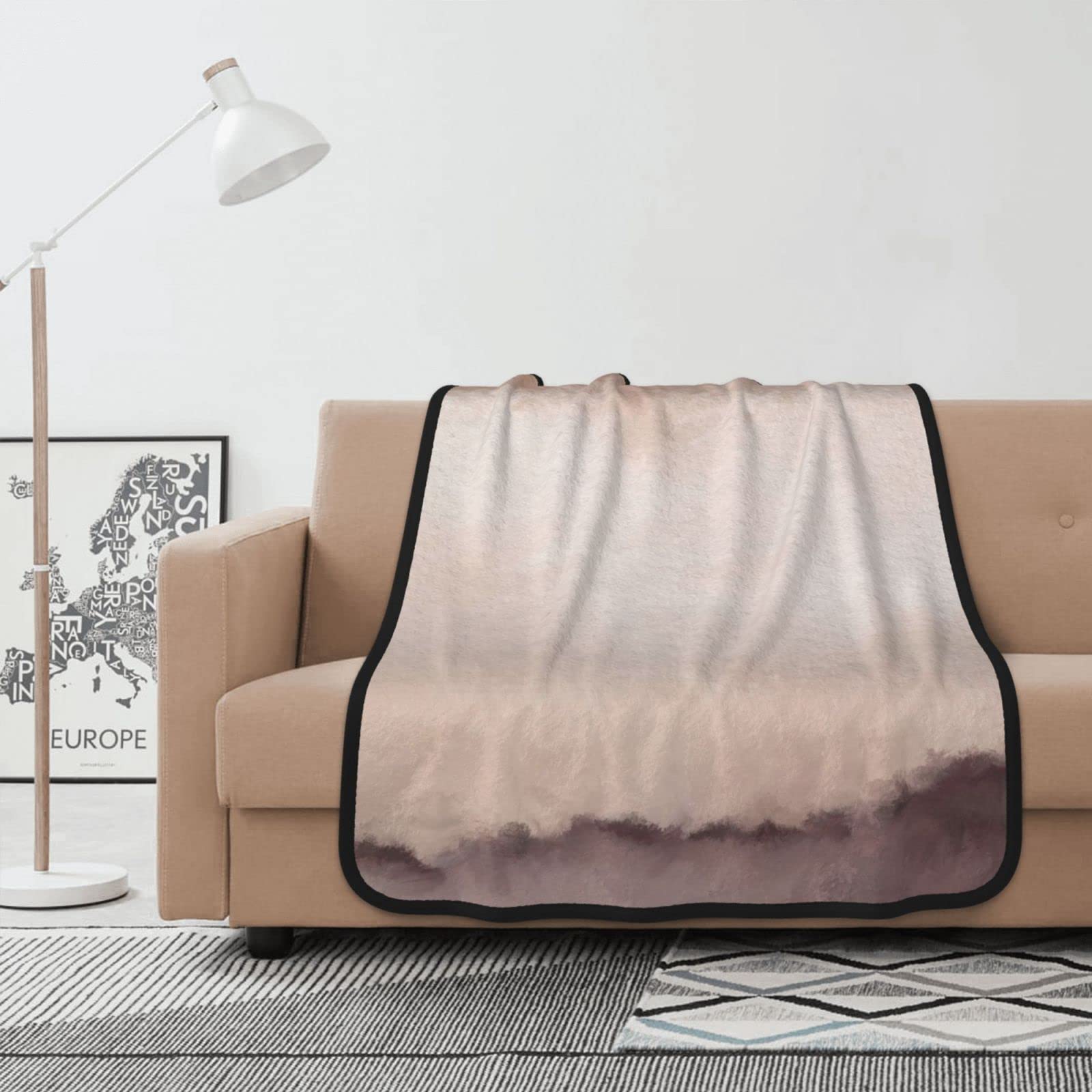 Couverture flanelle rose et noir contre le froid sur le lit
