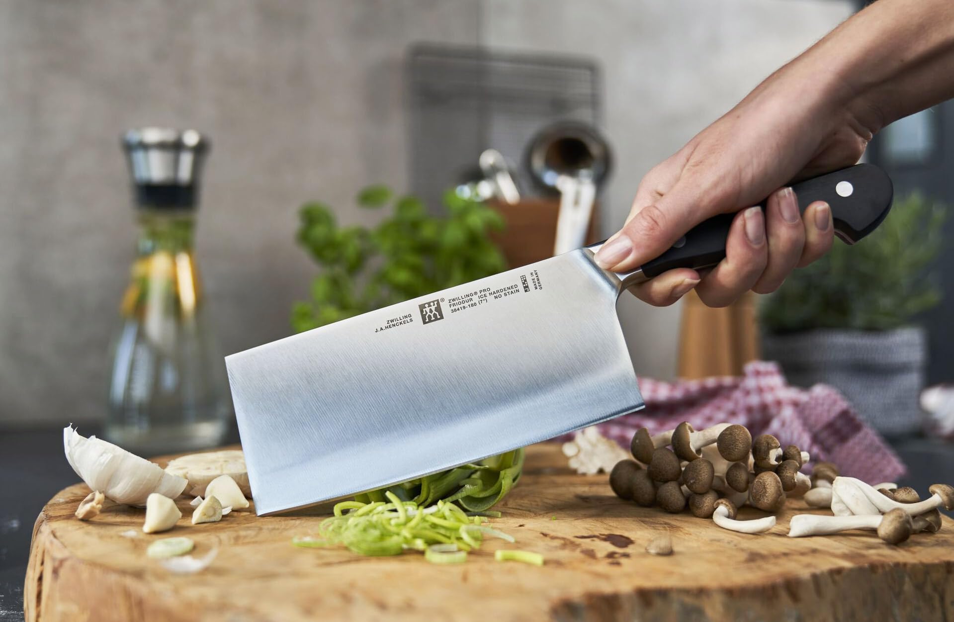 ZWILLING Pro Chin Kochmesser, Klingenlänge 18 cm, Edelstahl Spezial, Kunststoffgriff, schwarz