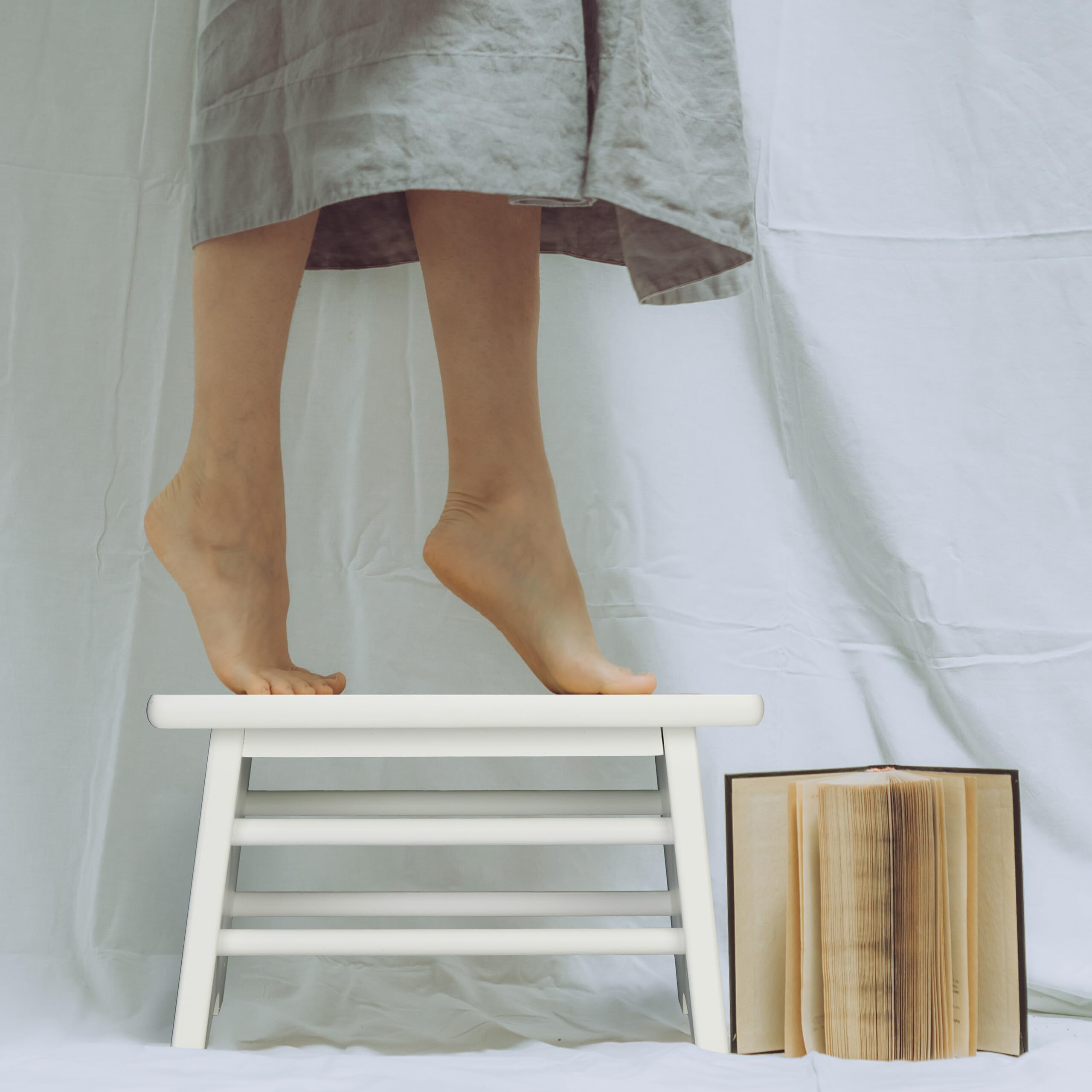 Relaxdays Sgabello Poggiapiedi in bambù, Fino a 100 kg, Appoggia Piedi, Rialzo Bagno per Bambini, 20x33x21,5 cm, Bianco