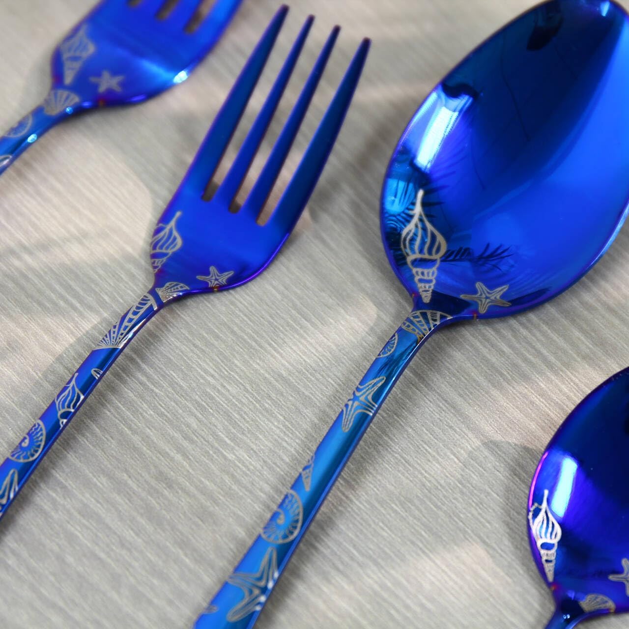 20 Pieces Stainless Steel Flatware Set for 4 People Knives Forks Spoons Set, Nautical Coast Seashell Pattern Design, Mirror Polish and Dishwasher Safe Blue Silverware Set (20, Blue-Seashell)