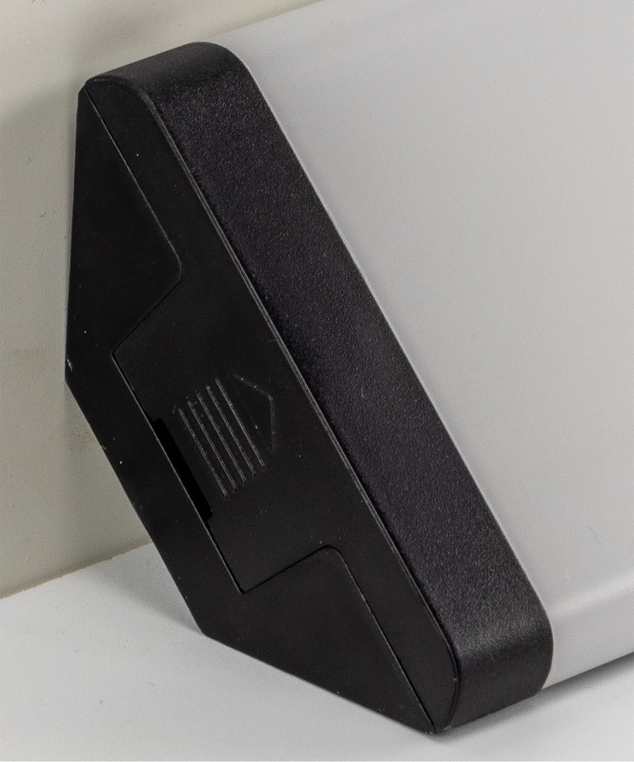 Lampada da sottopensile a LED "Arusha", lunghezza 60 cm, alluminio e plastica, corpo nero, con USB A+C, luce bianca neutra, interruttore della luce separato