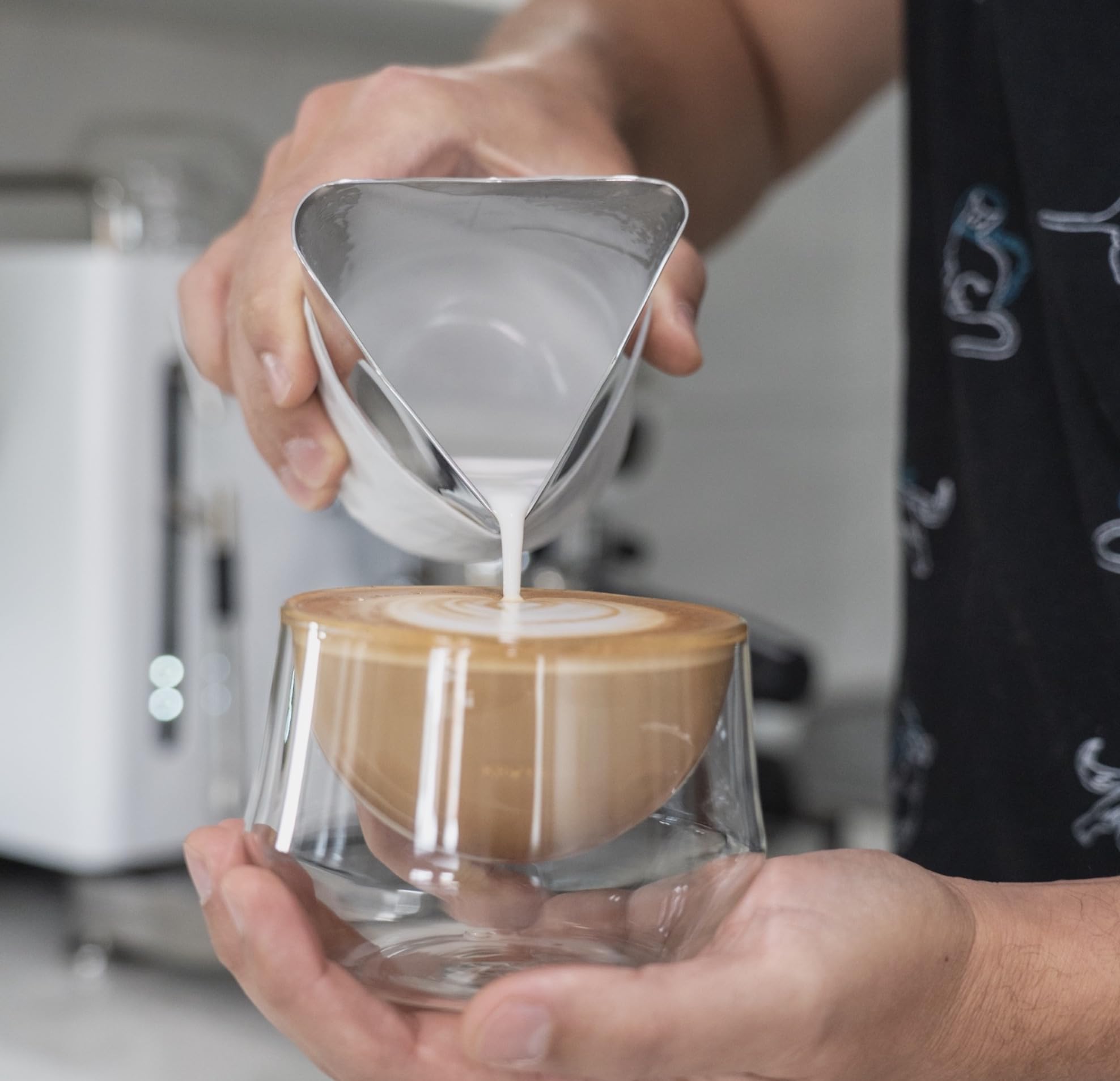 KRUVE Create Three Spout Latte Art - Jarra de 440 ml, acero inoxidable, diseño sin mango, tres perfiles únicos de boquilla (plata)