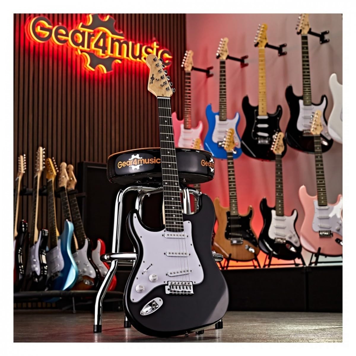 Chitarra elettrica completa per per mancini Serie LA di Gear4music, nero | Mancina e Pronta a Suonare, Manico Acero Liscio con Corpo Leggero in Paulonia, Tre Single Coil, Borsa, Nero