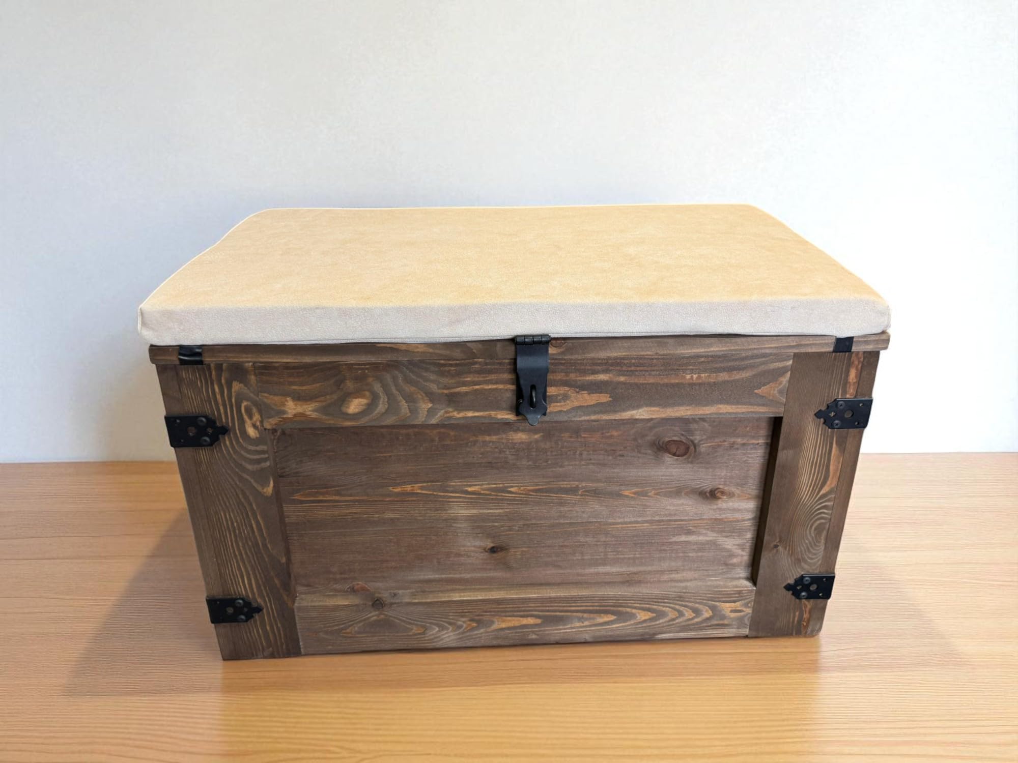 weeco Drewniana skrzynka na skarby, pudełko do przechowywania z czterema rolkami. 24 kg, 80 x 45 cm, drewniana skrzynia, stolik kawowy, stolik pomocniczy w stylu vintage, shabby chic, z poduszką do