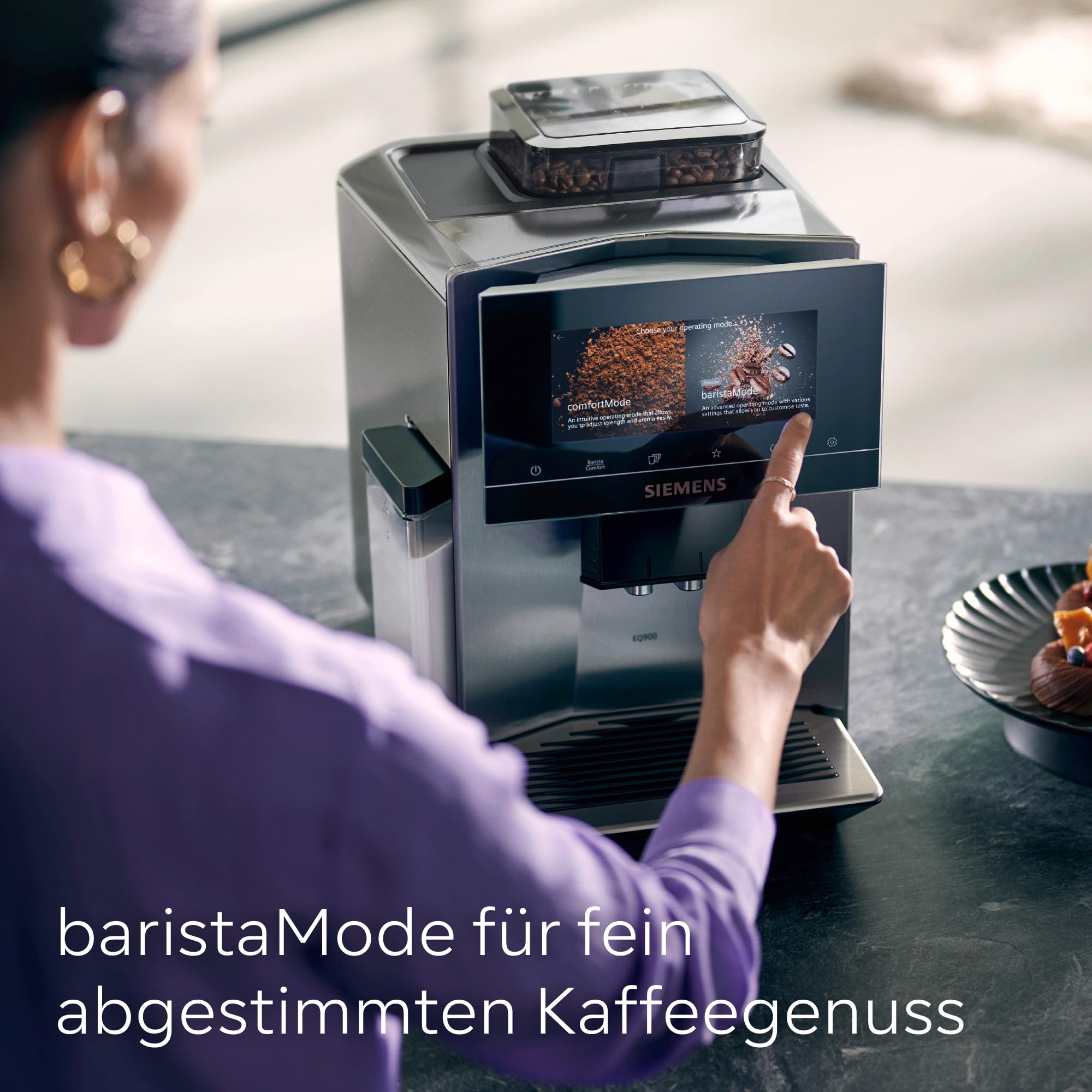 Siemens Kaffeevollautomat EQ900, großes farbiges TFT-Display, 36 Heiß- und Kaltgetränke, Cold Brew, super leise, Keramikmahlwerk, Doppeltassenfunktion, Steuerung per App, Edelstahl, TQ903D03