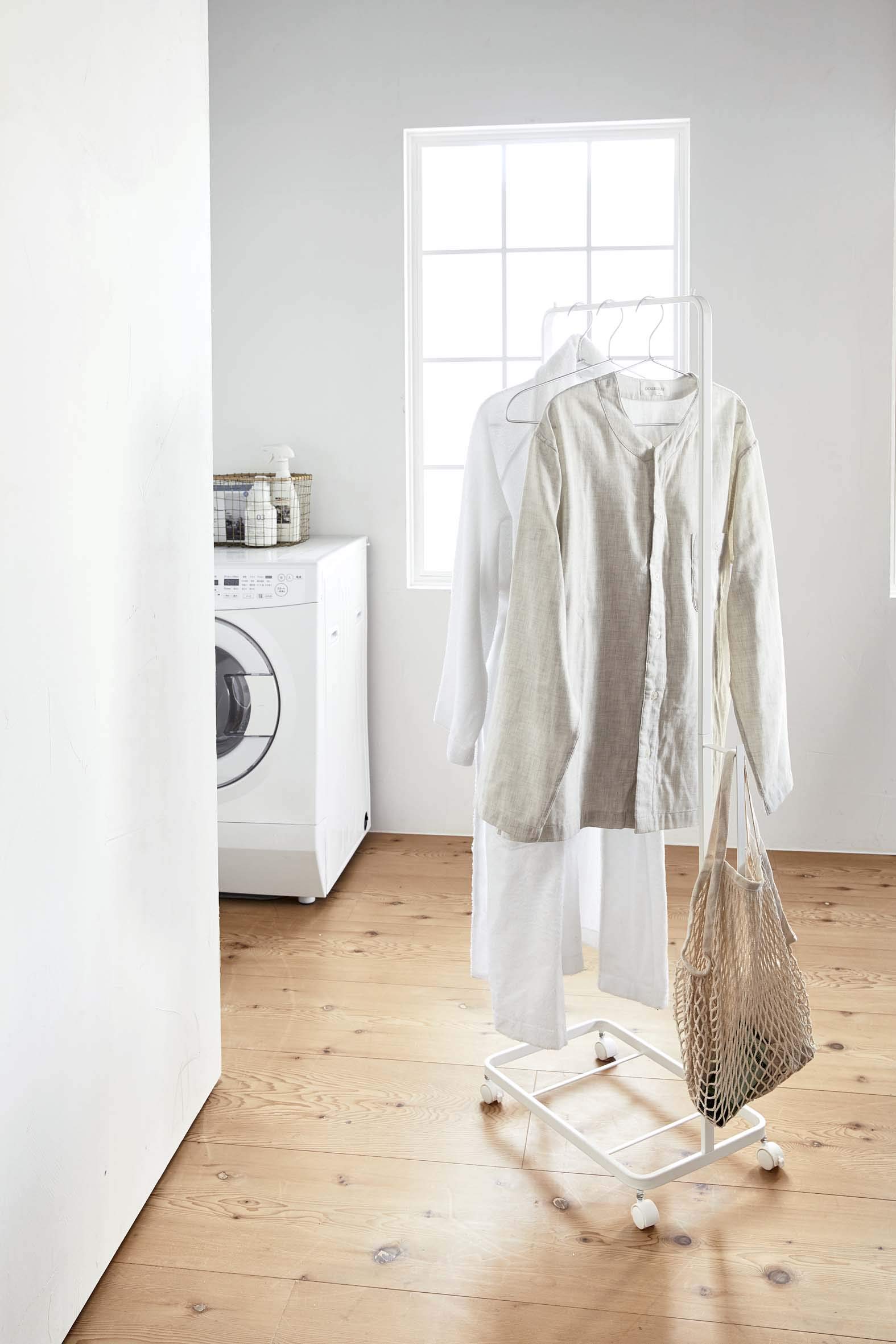 Amazon.com: YAMAZAKI Home Rolling Laundry Cart with Hanging Bar