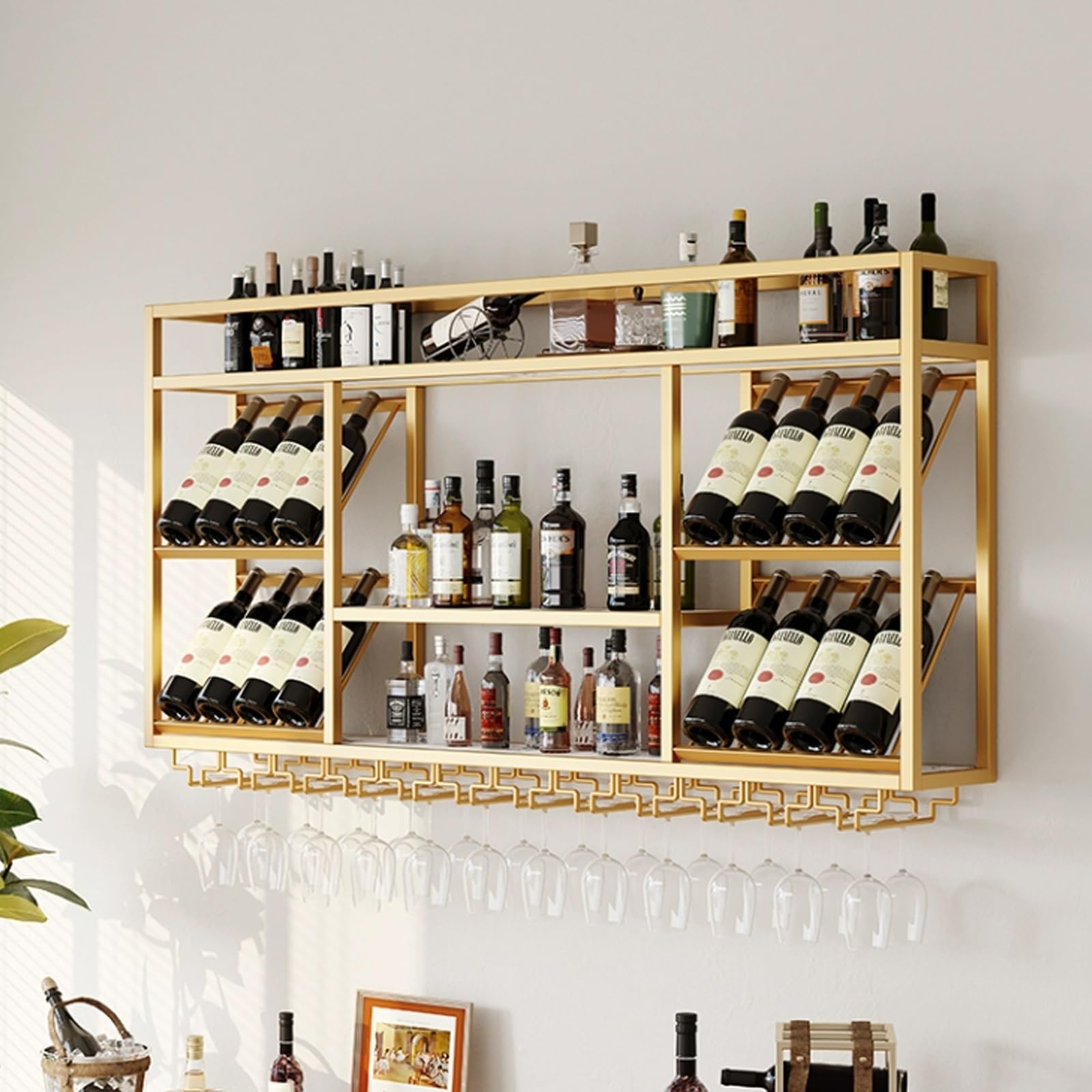 Présentoir mural pour étagère à bouteilles d'alcool dans un salon moderne