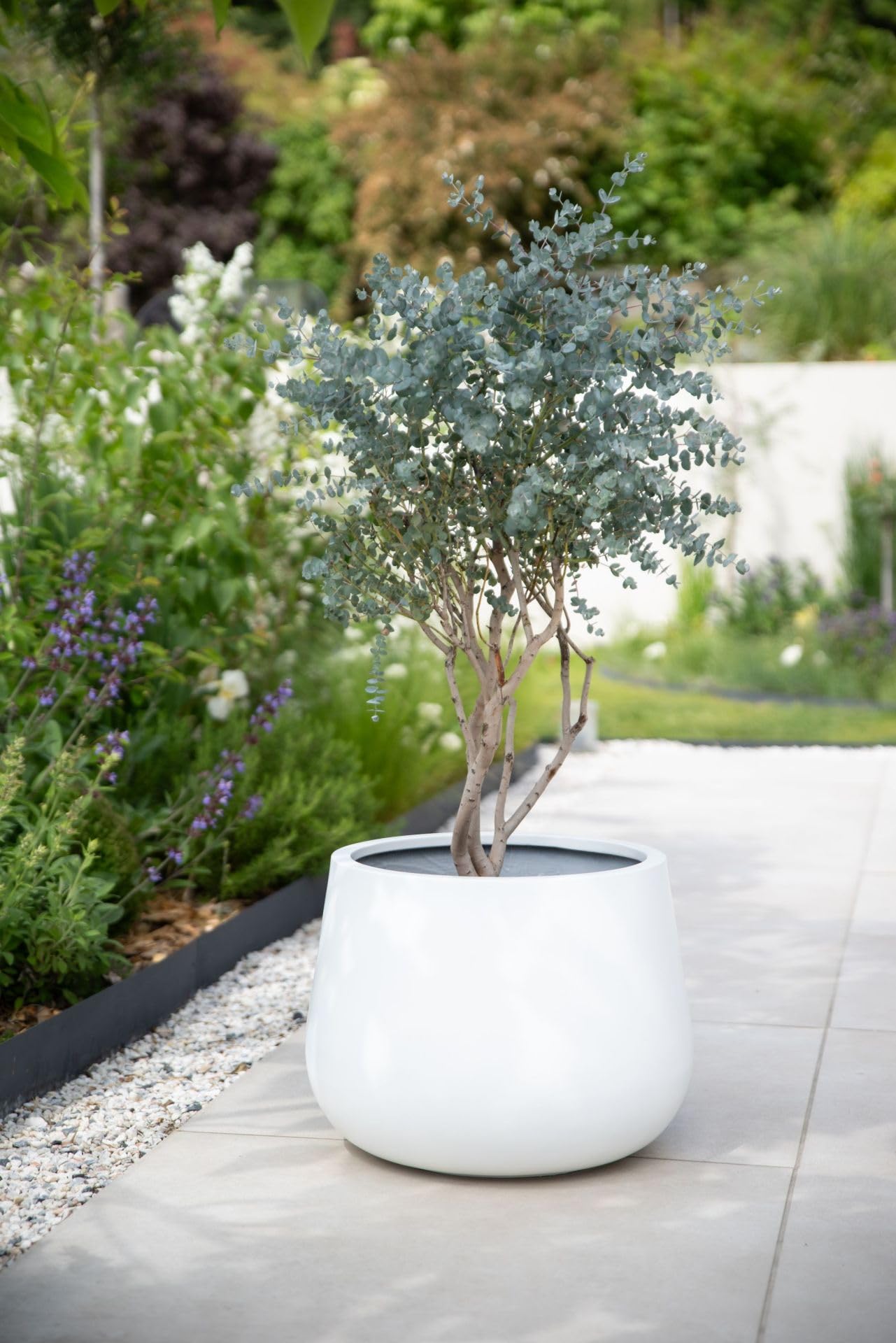 VIVANNO Blumentopf Pflanztopf Fiberglas GIRAR - Weiß Frostsicher 37 cm | Runder Pflanzkübel für Innen und Außen, Wetterfest in Matt Weiß, moderner Übertopf für Terrasse, Balkon und Wohnzimmer