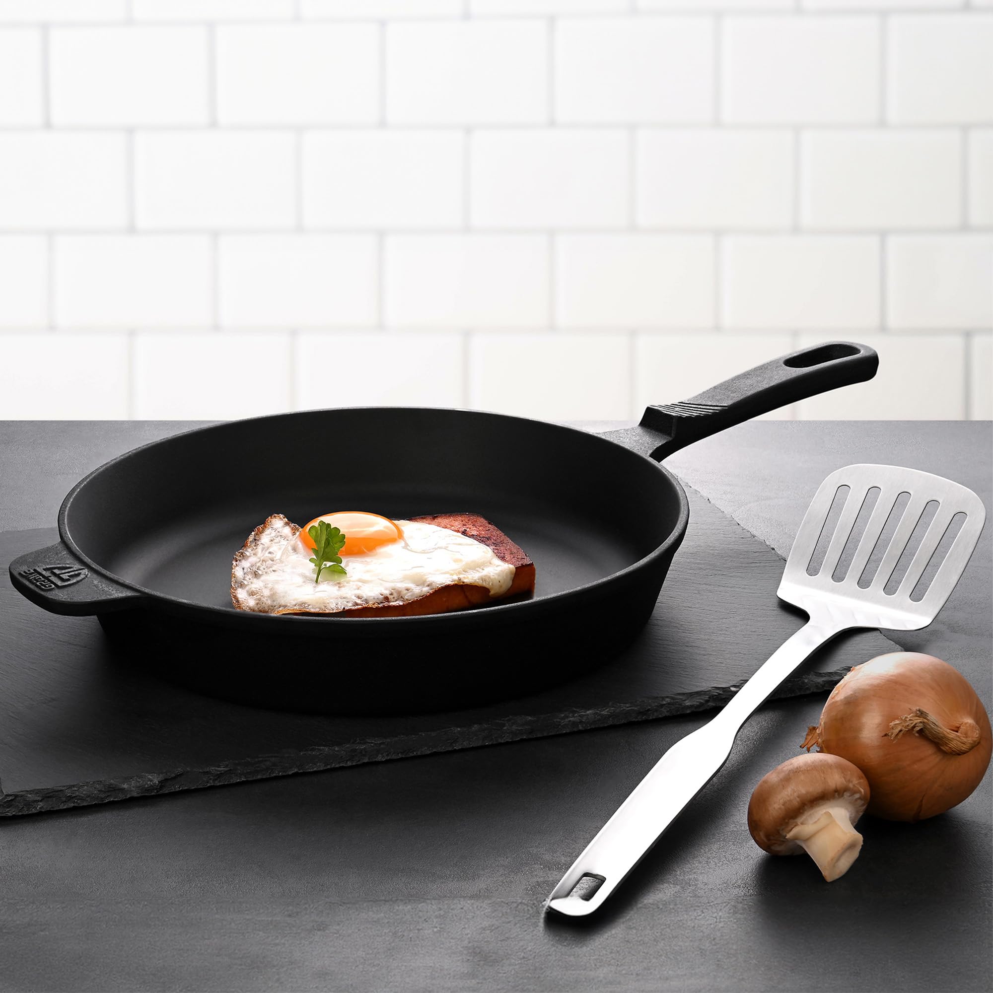 GRÄWE CI 350 patelnia żeliwna Ø 28 cm, patelnia z żeliwa, zestaw patelni z łopatką, ochrona uchwytu (prawdziwa skóra), środek do czyszczenia pierścieni, patelnia do kuchenek indukcyjnych i grillowych