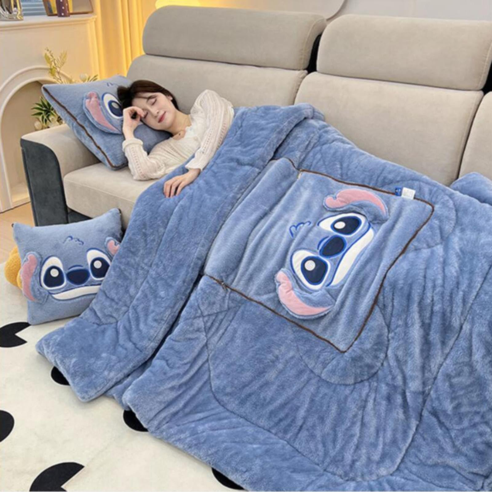 Stitch Kissendecke 2 in 1, flauschig weiches Reisekissen,Plüschdecke für TV-Sofa, Büro, Schlafdecke,Stitch Decke 2 in 1,Geschenk für Jungen,Mädchen,Freunde und Familie- (A, Offen 105 * 145CM)