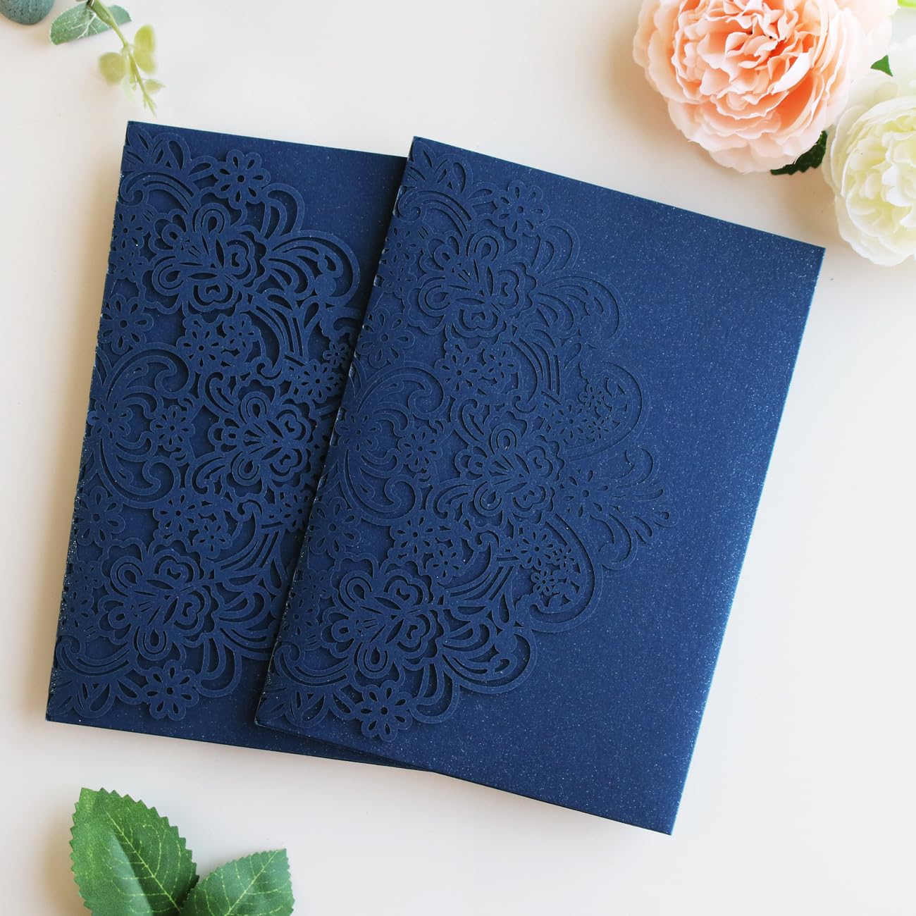 Hosmsua Einladungstaschen für Hochzeitseinladungen, lasergeschnitten, Blumenmotiv, mit Umschlägen für Hochzeit, Brautparty, 16 Einladungen (ohne Innenblatt), Marineblau, 50 Stück
